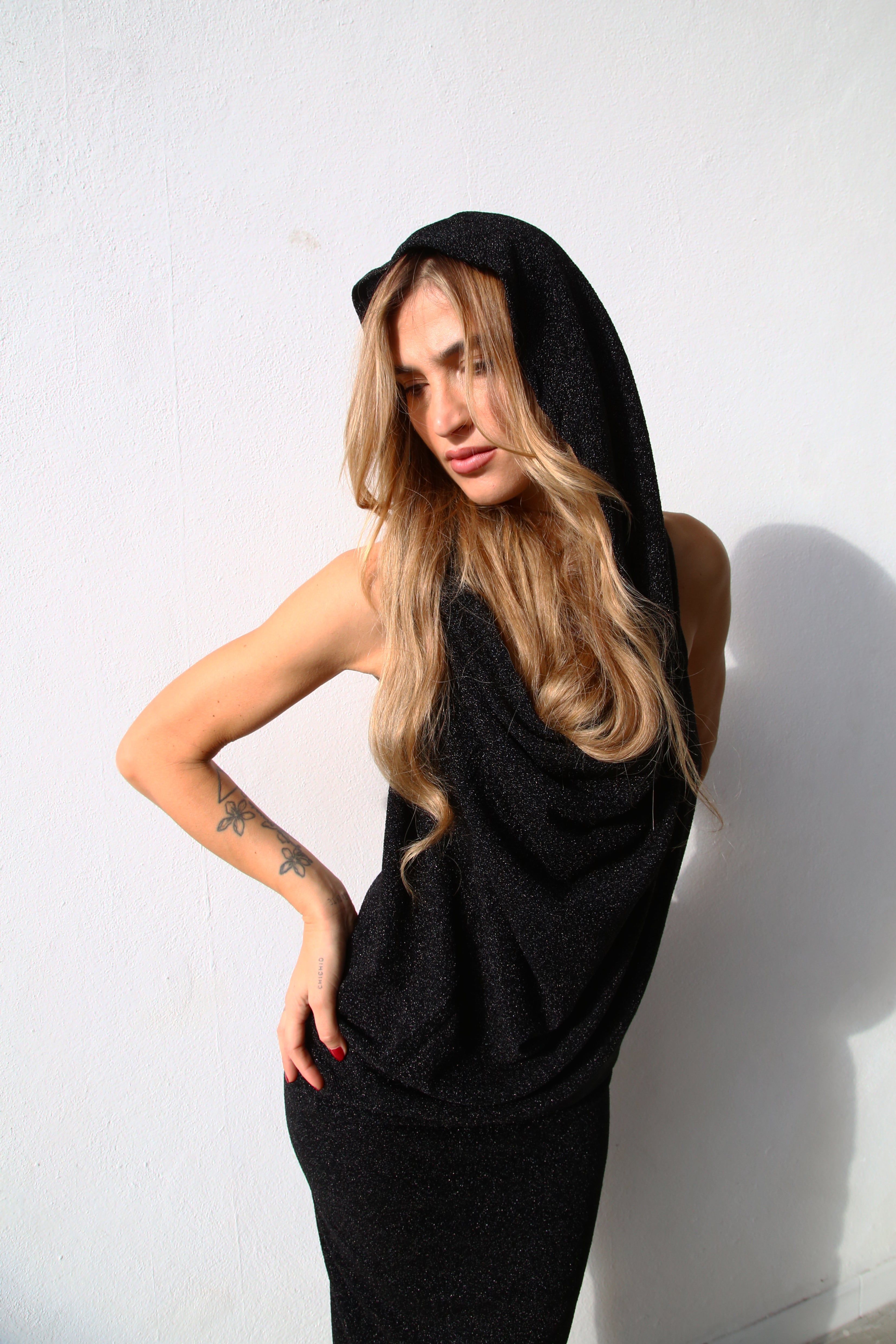 P6164 ABITO LUNGO CON CAPPUCCIO SCHIENA NUDA  LUREX NERO