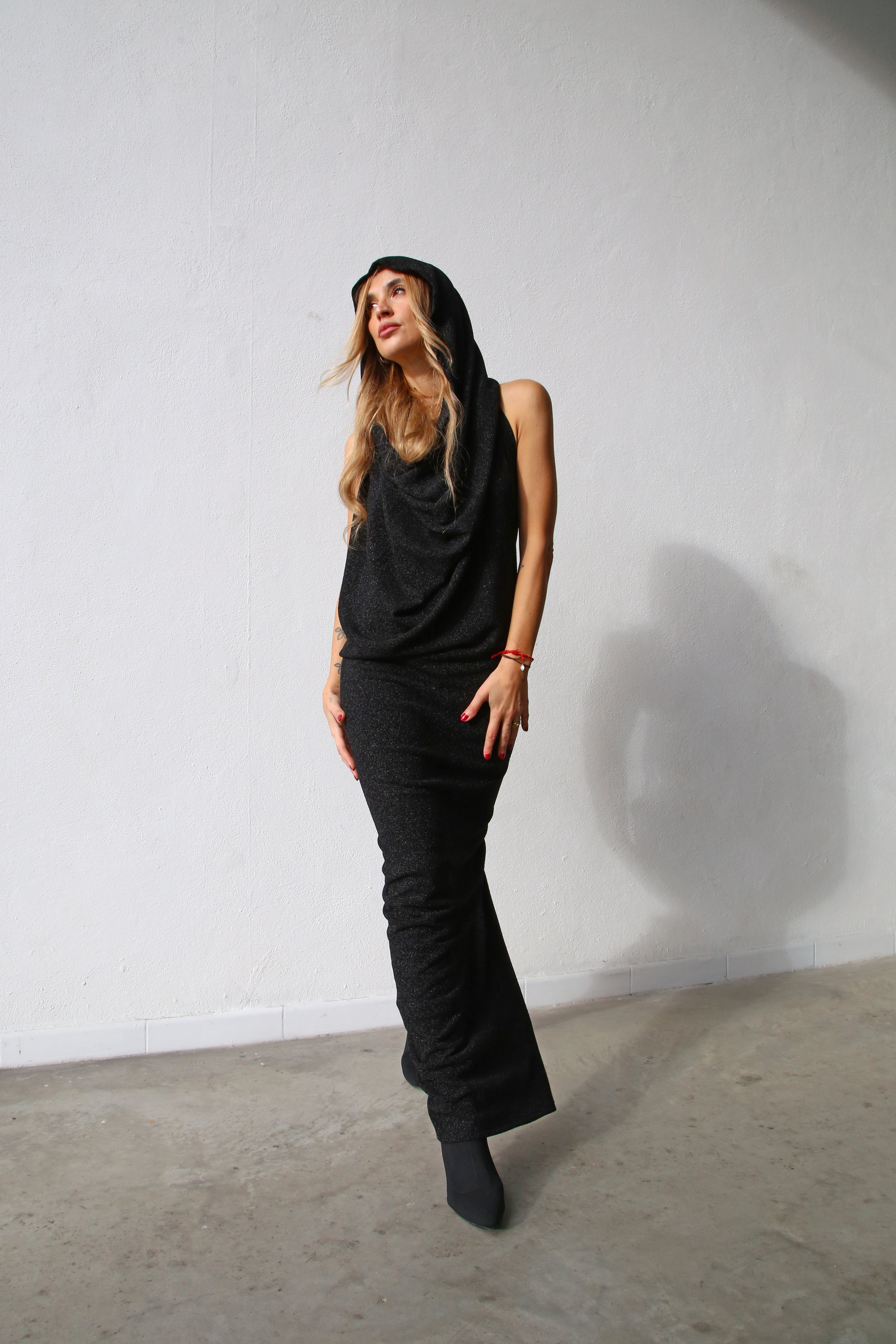 P6164 ABITO LUNGO CON CAPPUCCIO SCHIENA NUDA  LUREX NERO