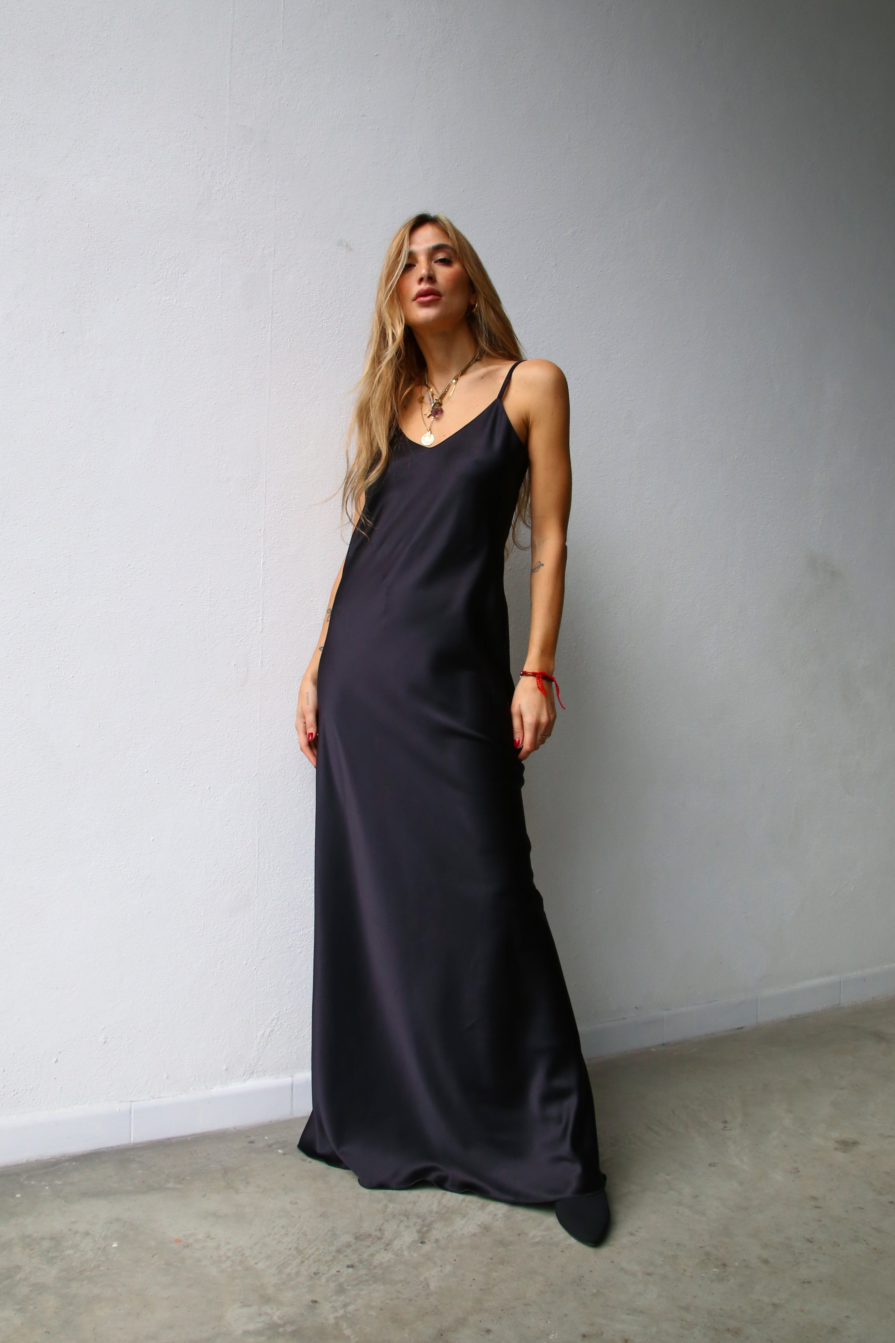 P5159 ABITO LUNGO SPALLINE SOTTILI RASO NERO