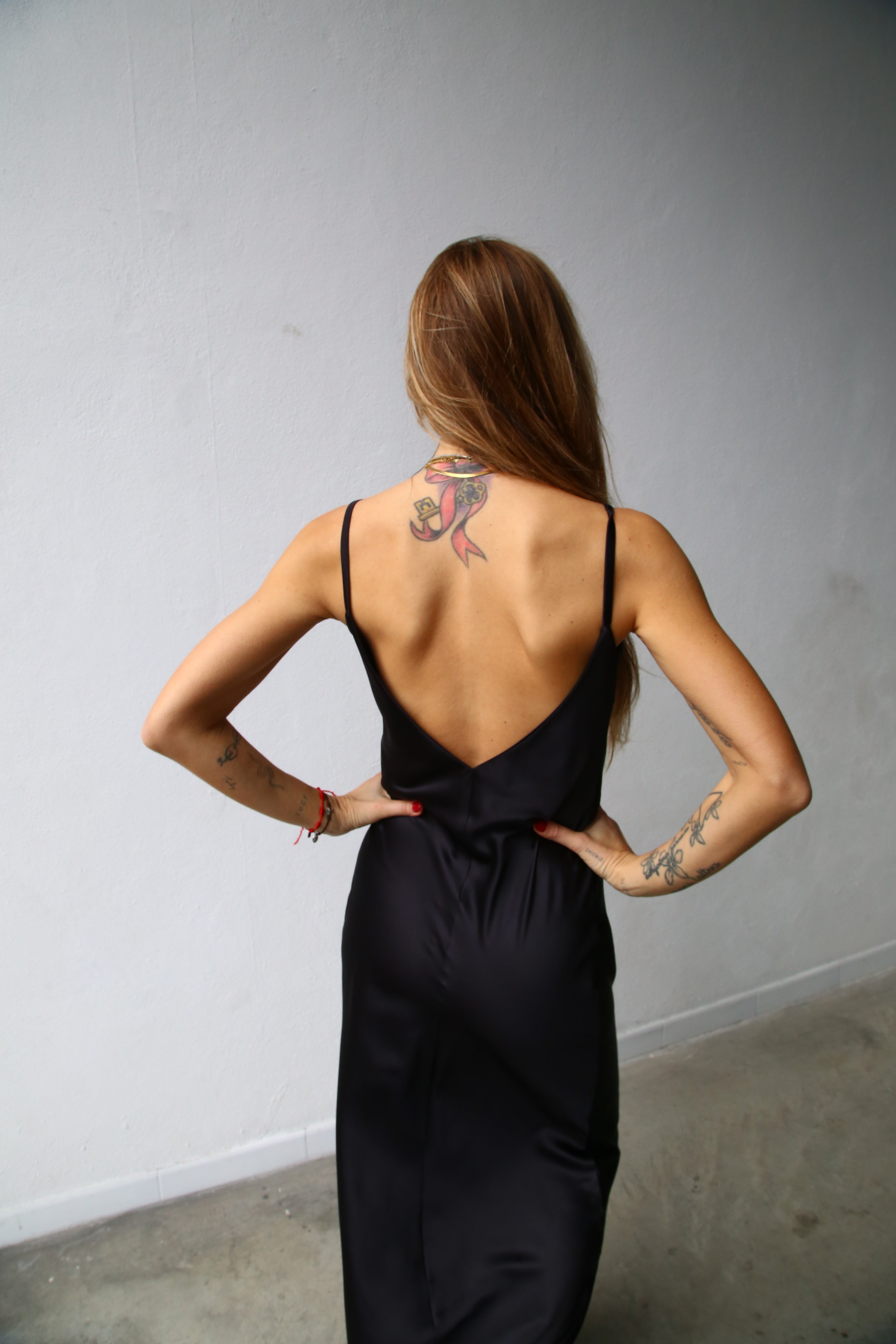 P5159 ABITO LUNGO SPALLINE SOTTILI RASO NERO