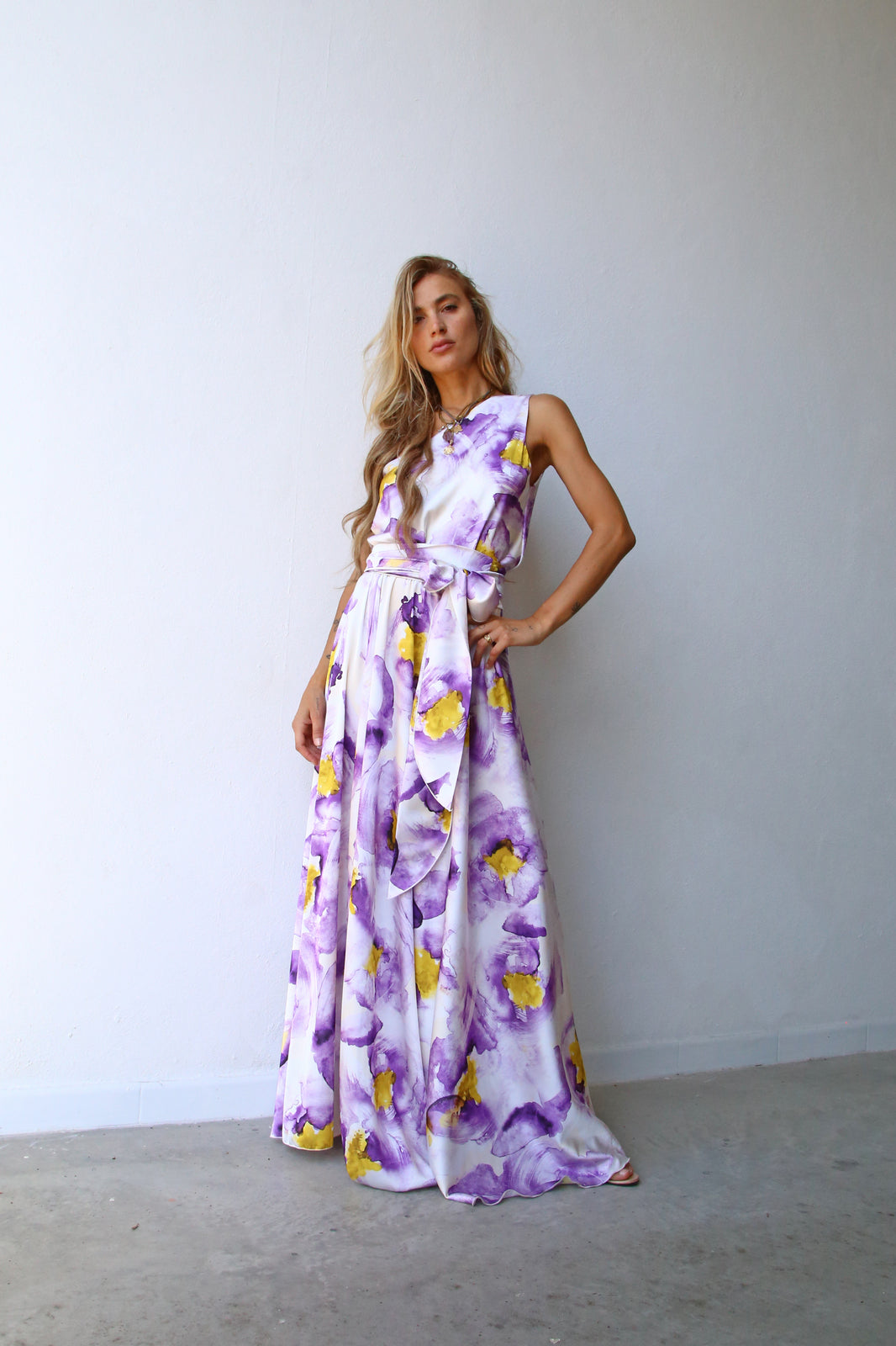 P3160 ABITO LUNGO MONOSPALLA CON CINTURA FIORI LILLA E GIALLO