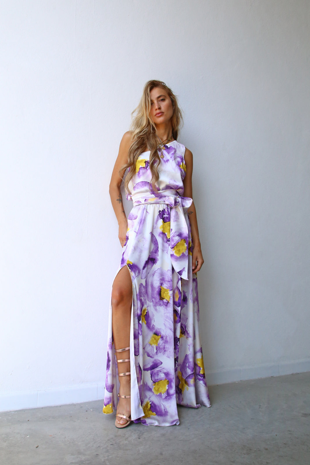 P3160 ABITO LUNGO MONOSPALLA CON CINTURA FIORI LILLA E GIALLO