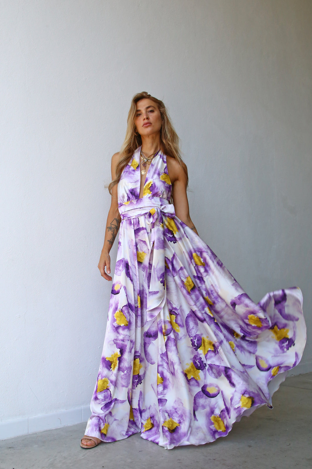 P3169 ABITO LUNGO COPPE MARILYN A RUOTA CON CINTURA FIORI LILLA E GIALLO