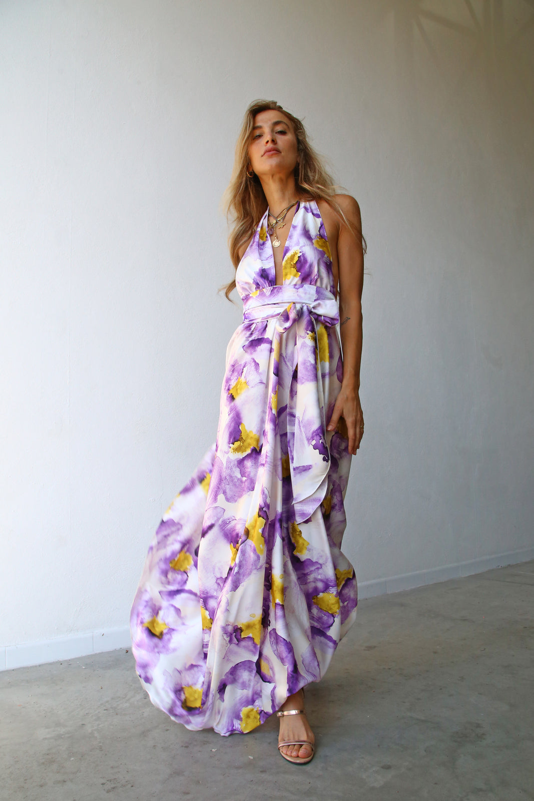 P3169 ABITO LUNGO COPPE MARILYN A RUOTA CON CINTURA FIORI LILLA E GIALLO