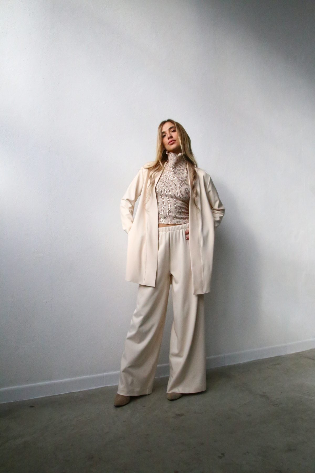 W5093 CARDIGAN CON SPACCHI CREPE CREMA
