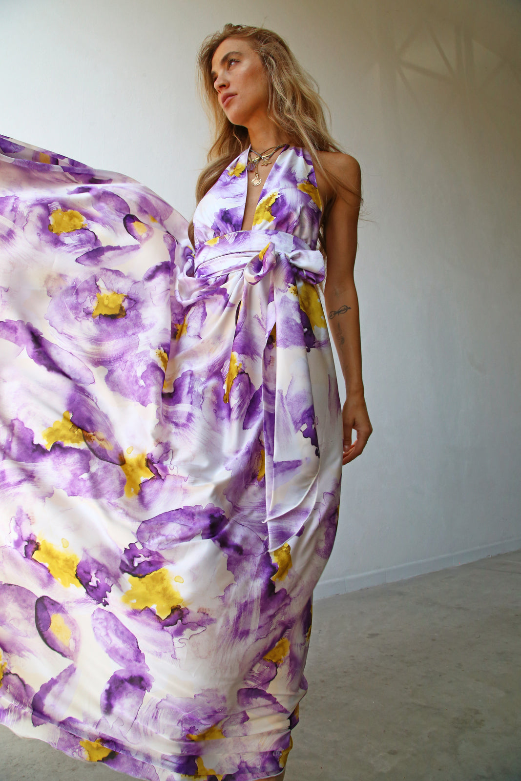 P3169 ABITO LUNGO COPPE MARILYN A RUOTA CON CINTURA FIORI LILLA E GIALLO