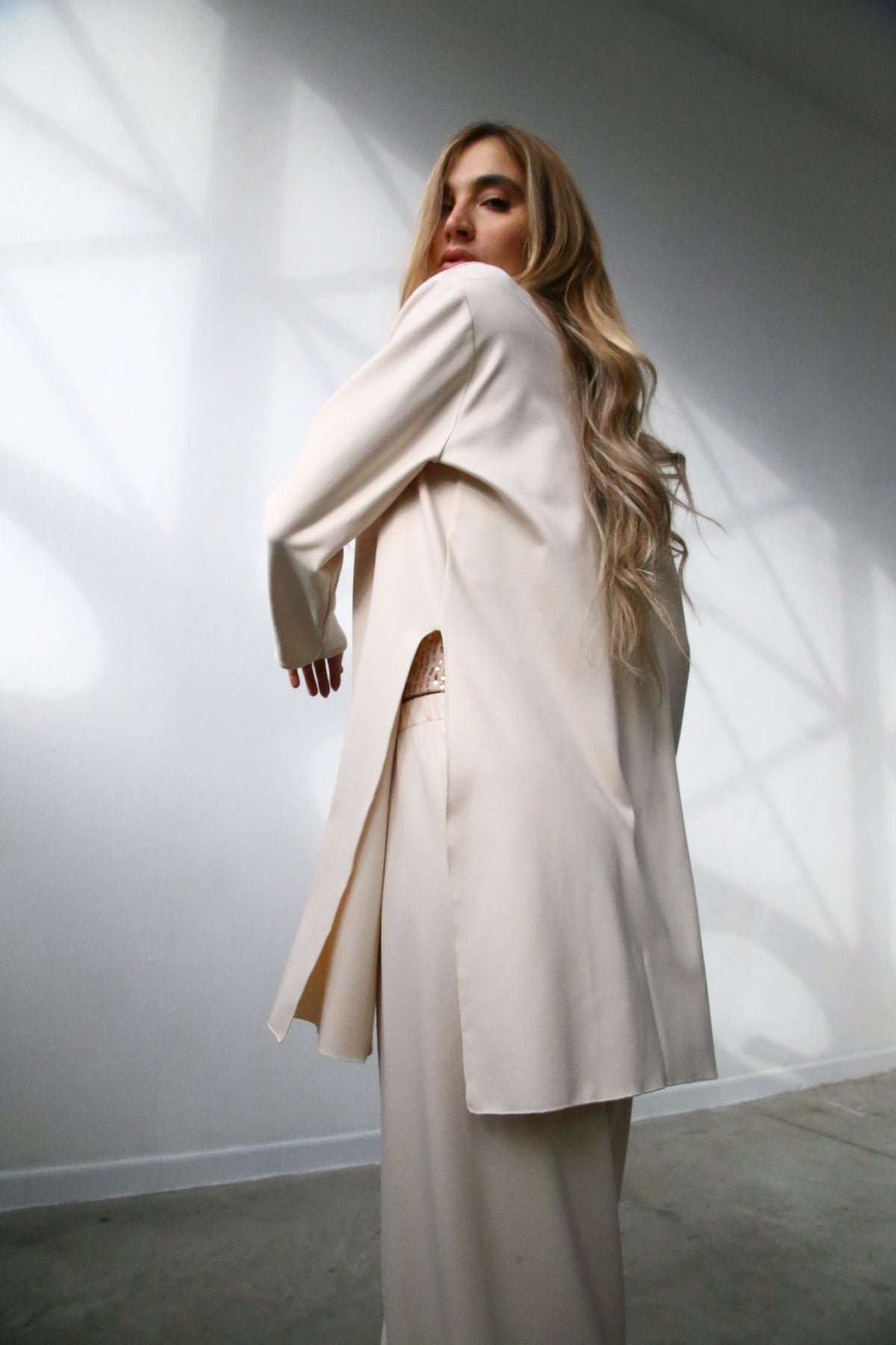 W5093 CARDIGAN CON SPACCHI CREPE CREMA