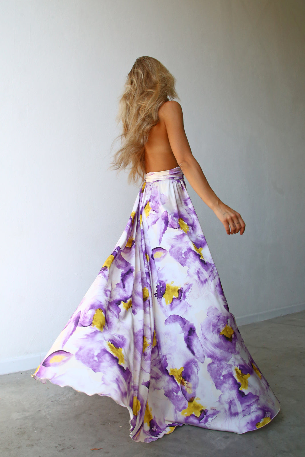 P3169 ABITO LUNGO COPPE MARILYN A RUOTA CON CINTURA FIORI LILLA E GIALLO