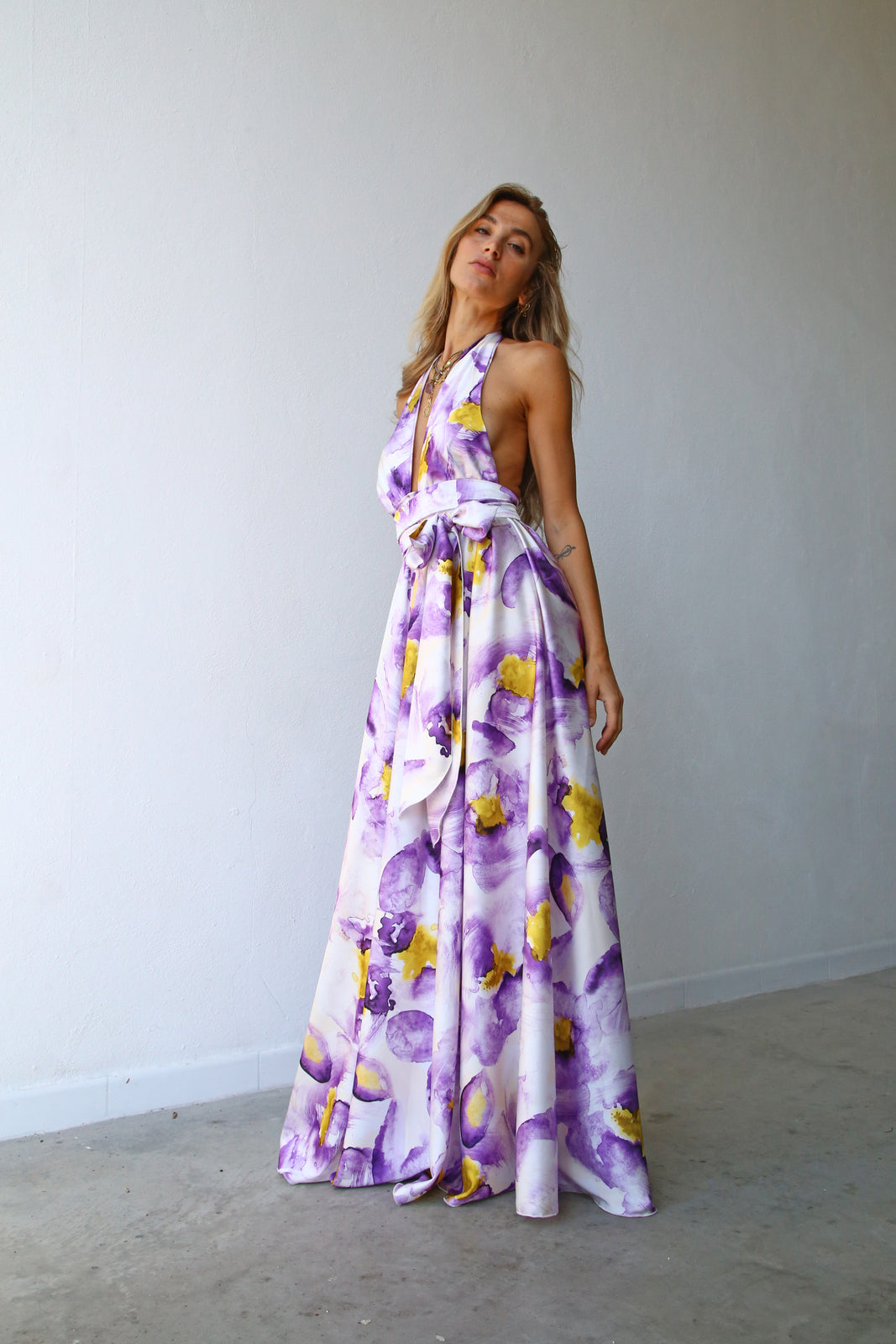 P3169 ABITO LUNGO COPPE MARILYN A RUOTA CON CINTURA FIORI LILLA E GIALLO