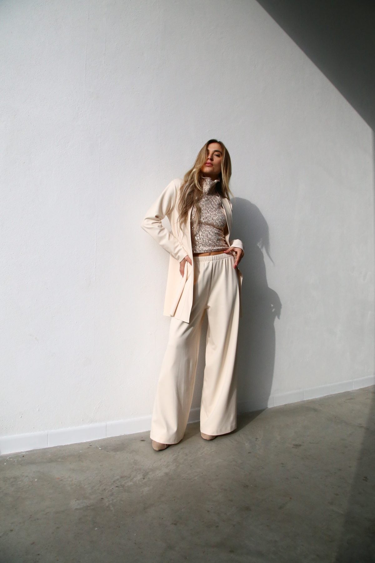 W5057 Pantaloni scampanato crepe crema