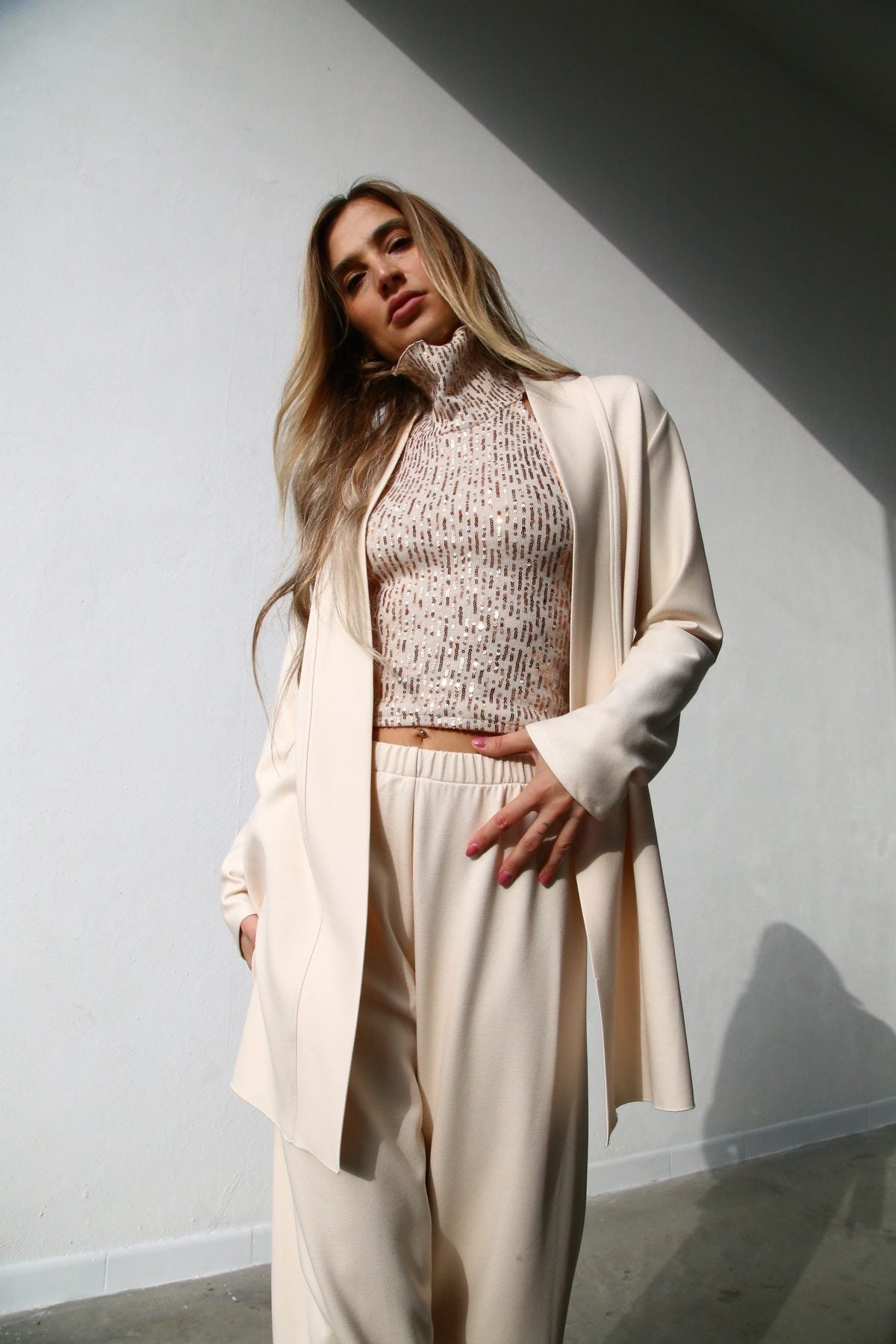 W5093 CARDIGAN CON SPACCHI CREPE CREMA