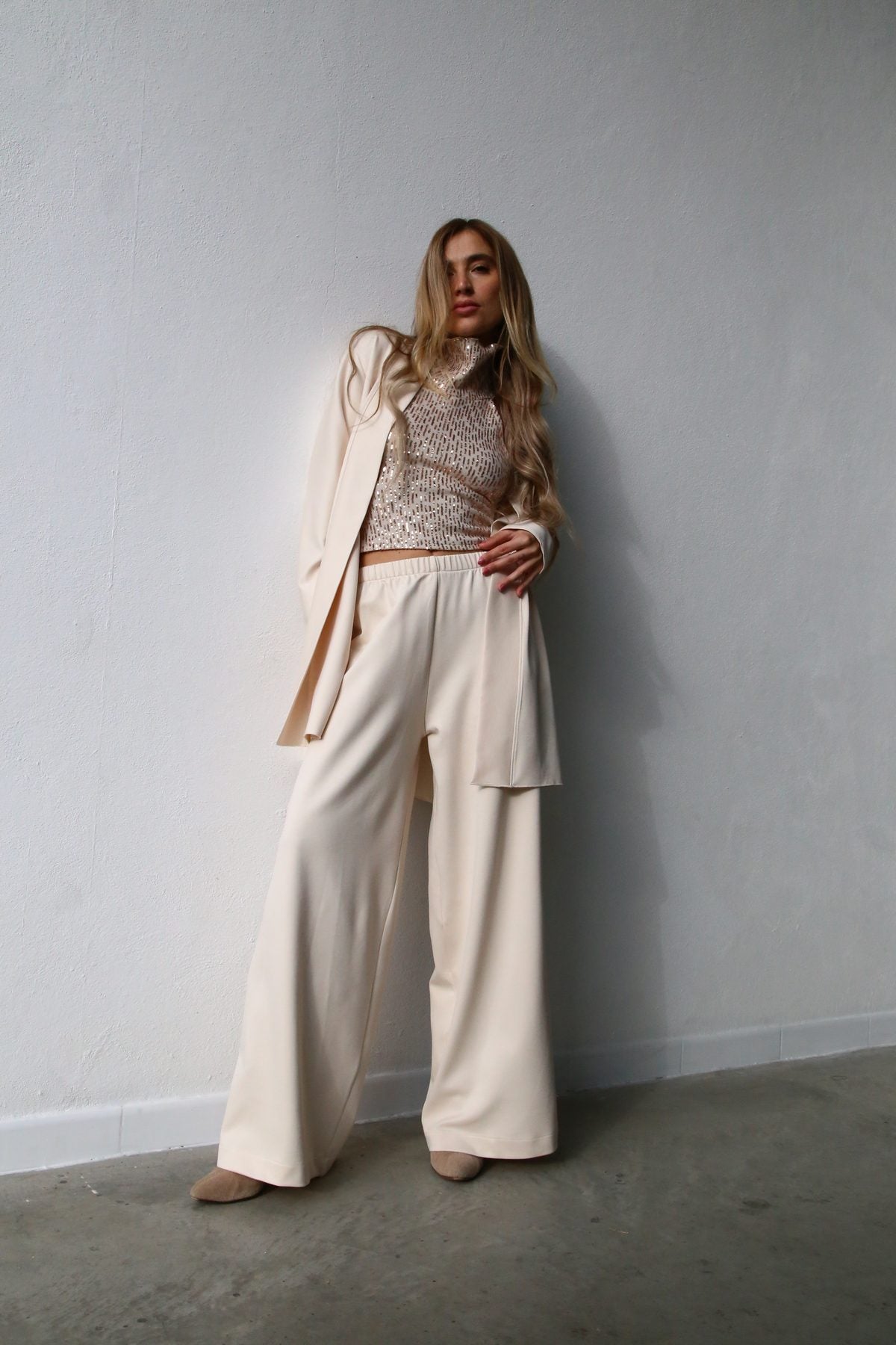 W5057 Pantaloni scampanato crepe crema