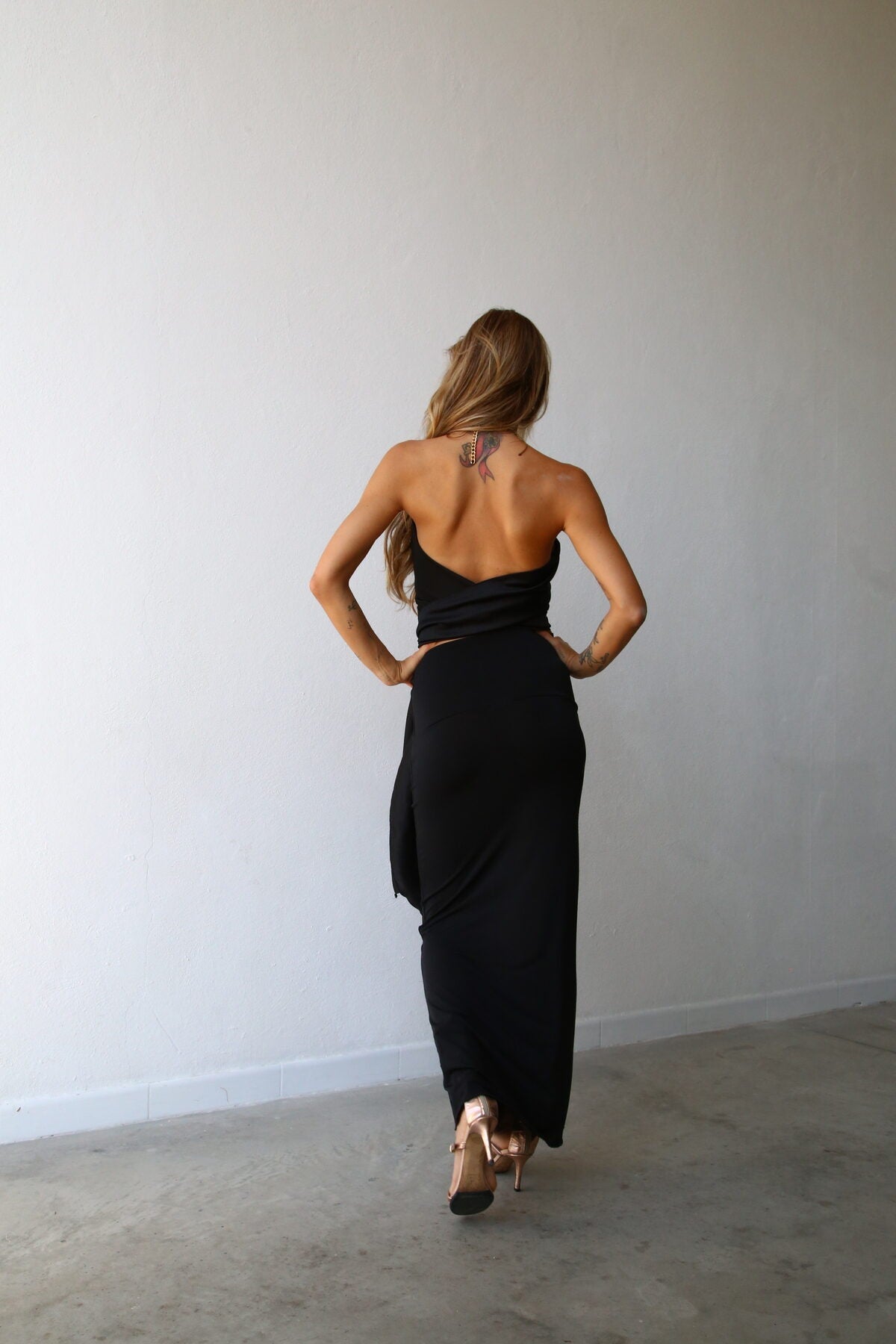 GONNA A COLONNA CON FASCIONE E SPACCO NERO