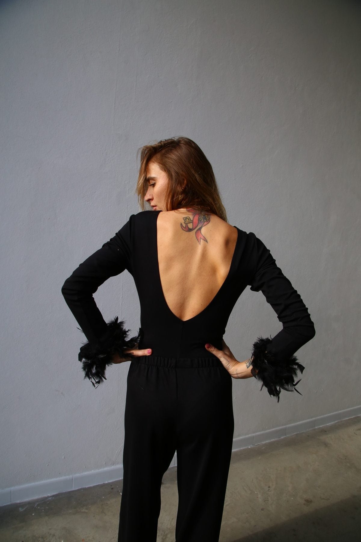 W5190 polsini con piume nero