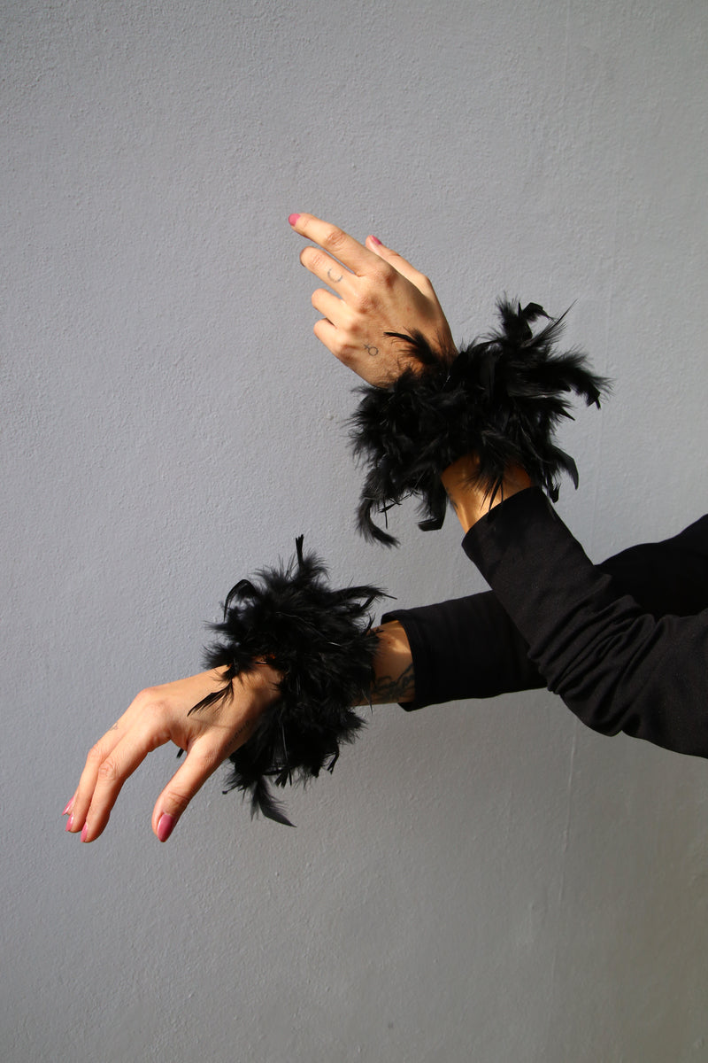 W5190 polsini con piume nero