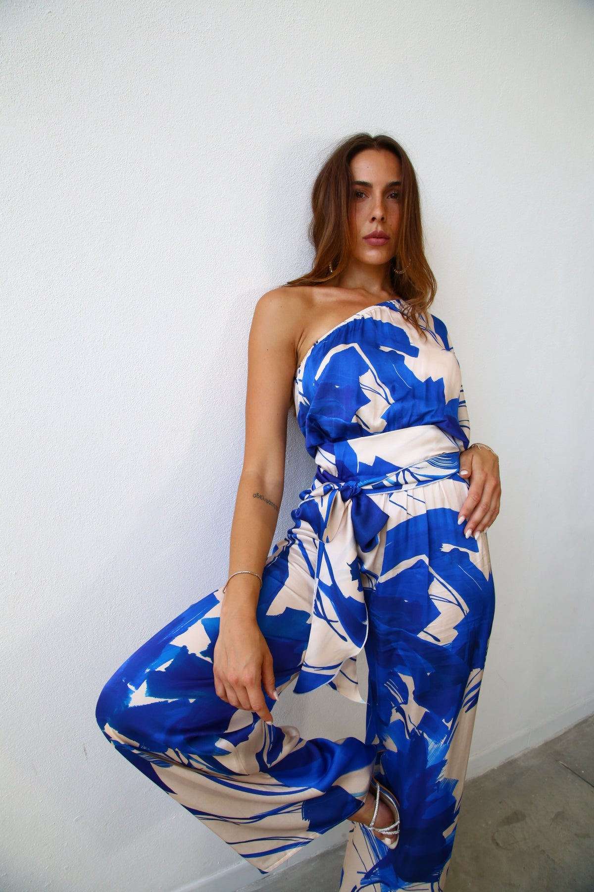 E2130 TUTA A PALAZZO MONOSPALLA KIMONO VISCOSA F2 BLU E PANNA