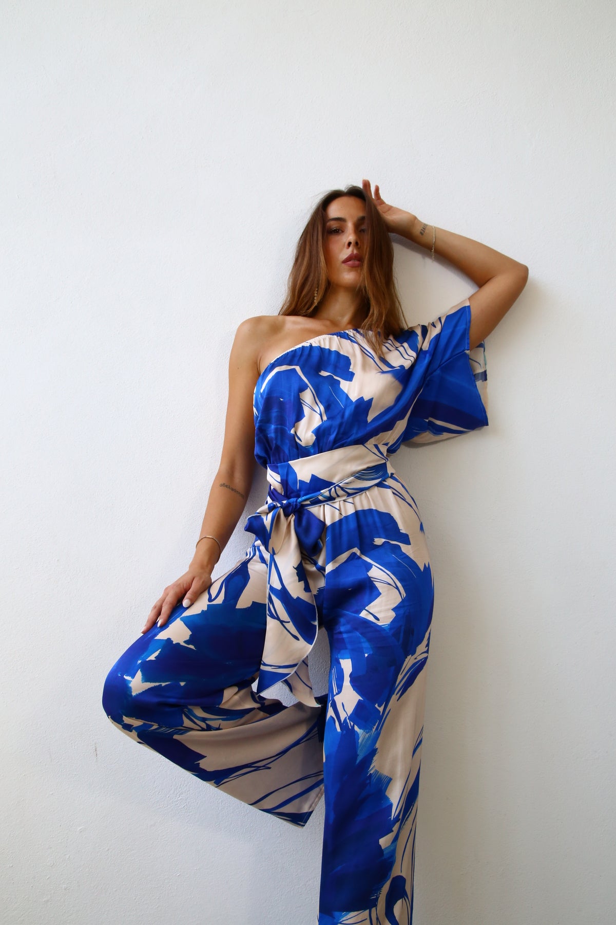 E2130 TUTA A PALAZZO MONOSPALLA KIMONO VISCOSA F2 BLU E PANNA