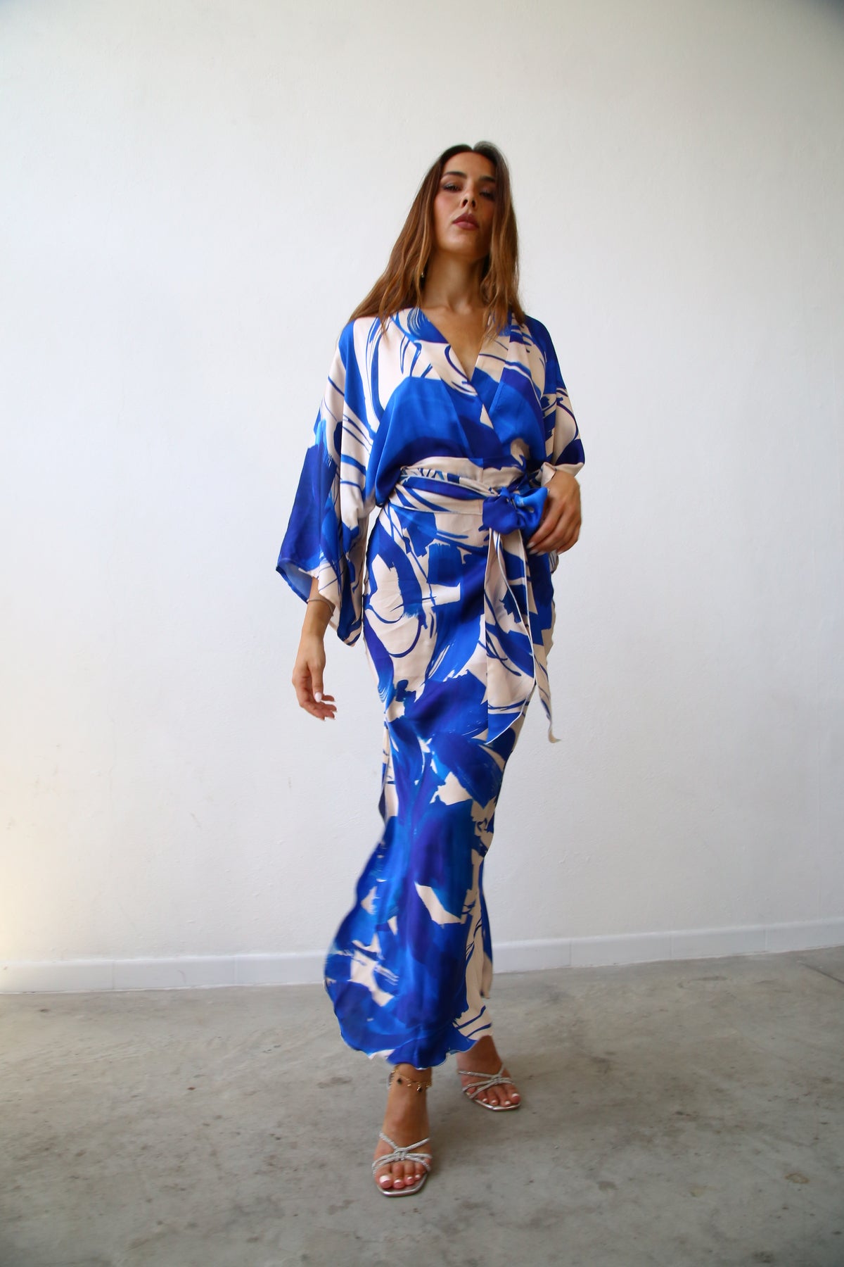 E2153 ABITO LUNGO COLONNA KIMONO 3/4 F2 VISCOSA BLU E PANNA