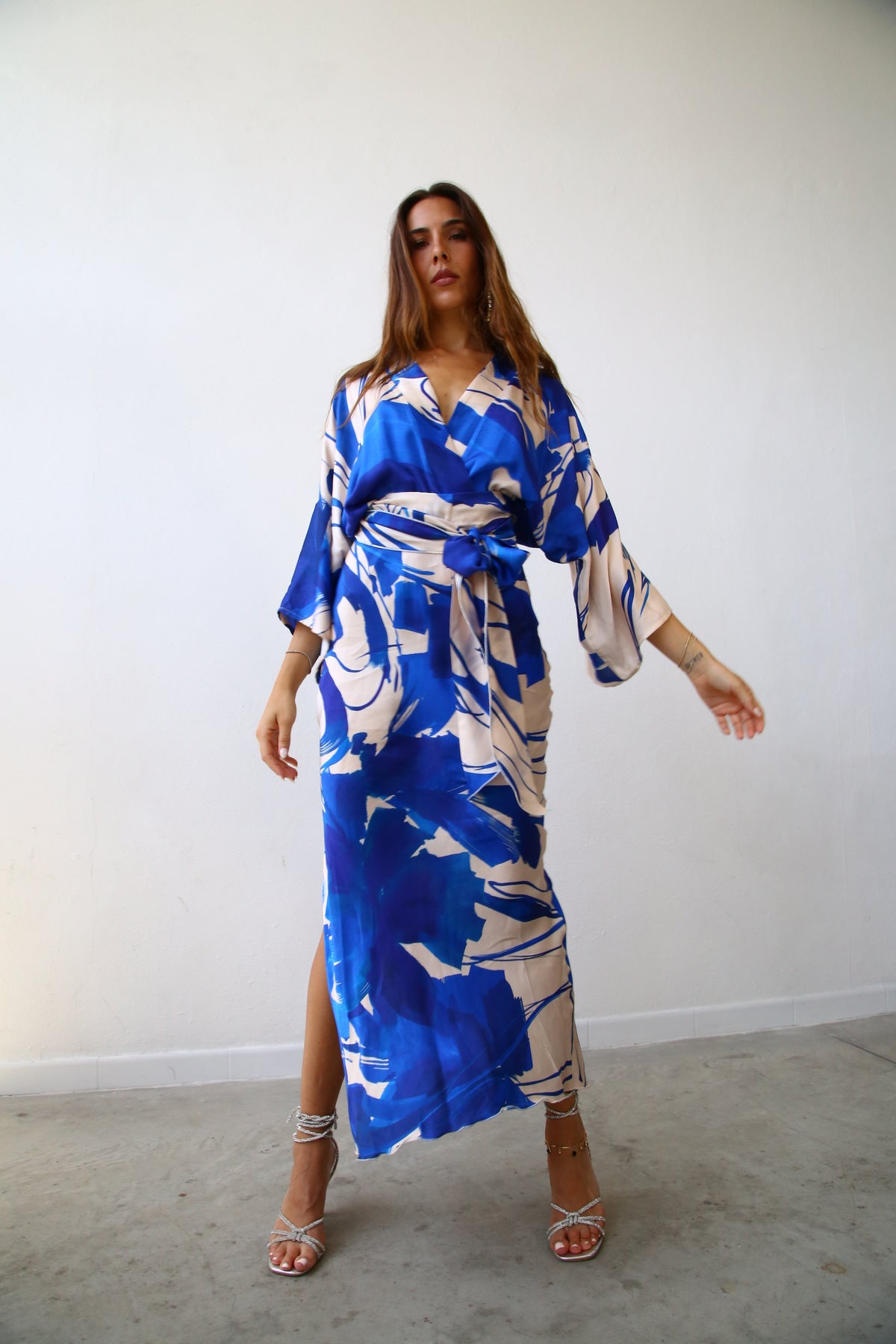 E2153 ABITO LUNGO COLONNA KIMONO 3/4 F2 VISCOSA BLU E PANNA