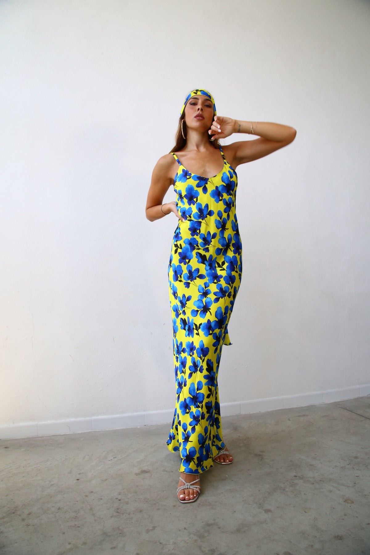 E2159 ABITO LUNGO SPALLINE SOTTILI VISCOSA F1 FIORI BLU E GIALLO