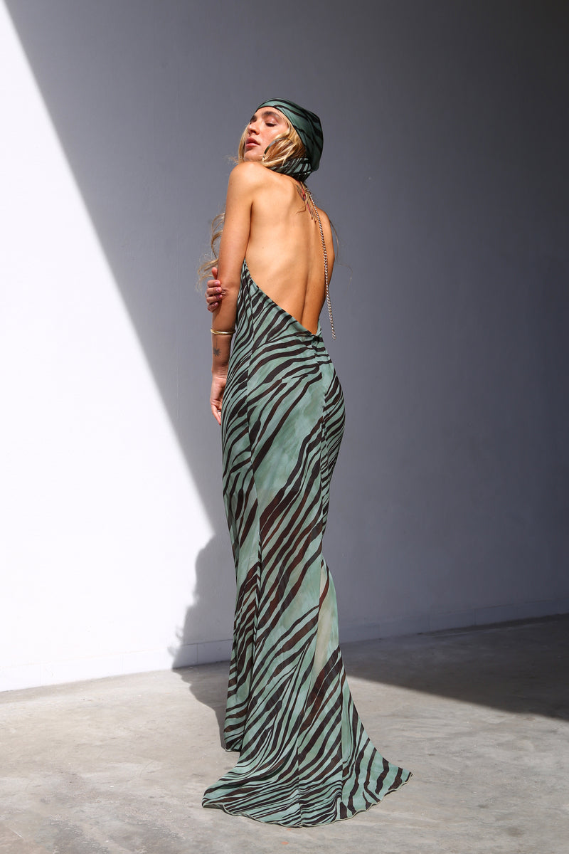P6163 ABITO LUNGO SIRENA COLLO CROLLATO CON CATENA VOILLE ZEBRA VERDE