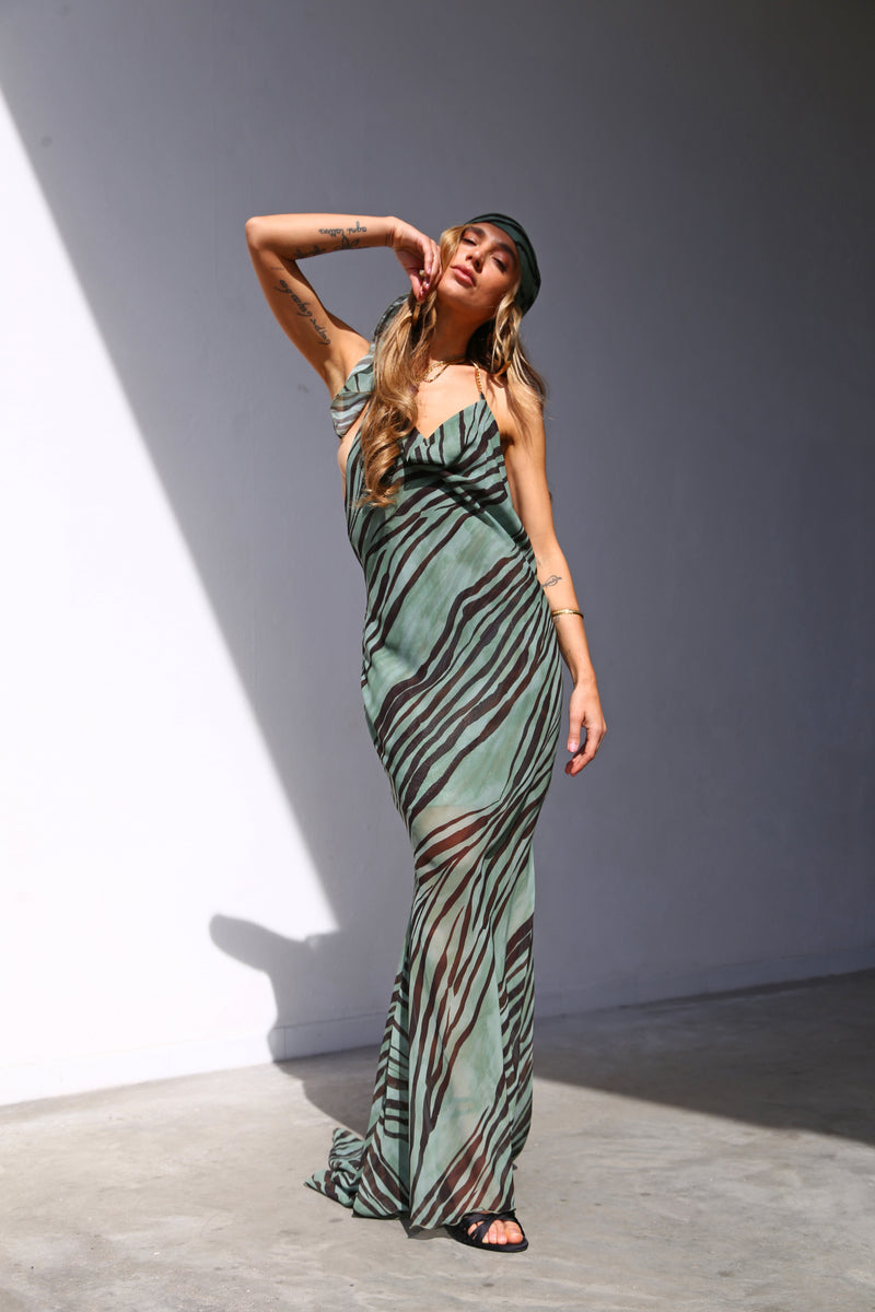 P6163 ABITO LUNGO SIRENA COLLO CROLLATO CON CATENA VOILLE ZEBRA VERDE