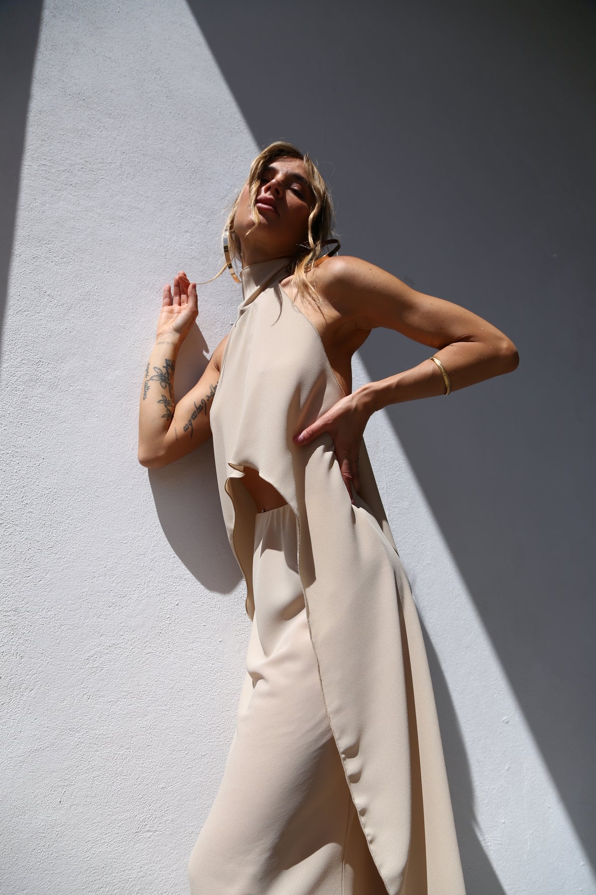 E2027 TOP ASIMMETRICO LEGATO AL COLLO VOILLE BEIGE