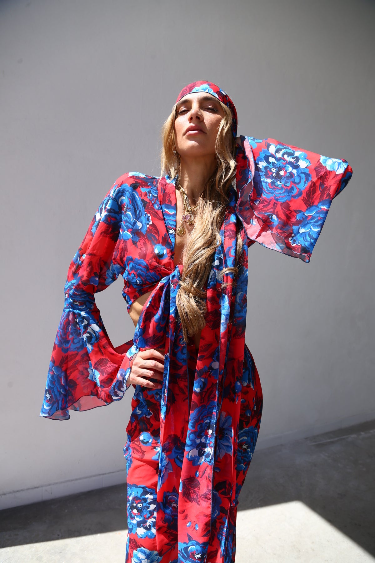 F4020 CAMICIA KIMONO MANICA A RUOTA CON FUSCIACCA VOILLE FANTASIA FIORI ROSSO/BLU