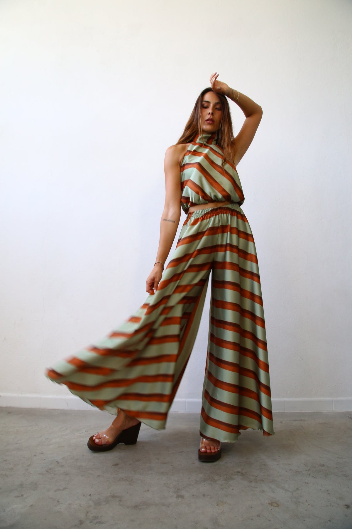 E2054 PANTALONI A RUOTA F5 RASO RIGATO VERDE