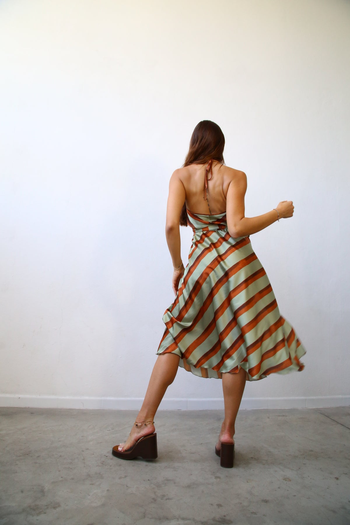 E2151 ABITO SEMIRUOTA TOP INCROCIATO F5 RASO RIGATO VERDE