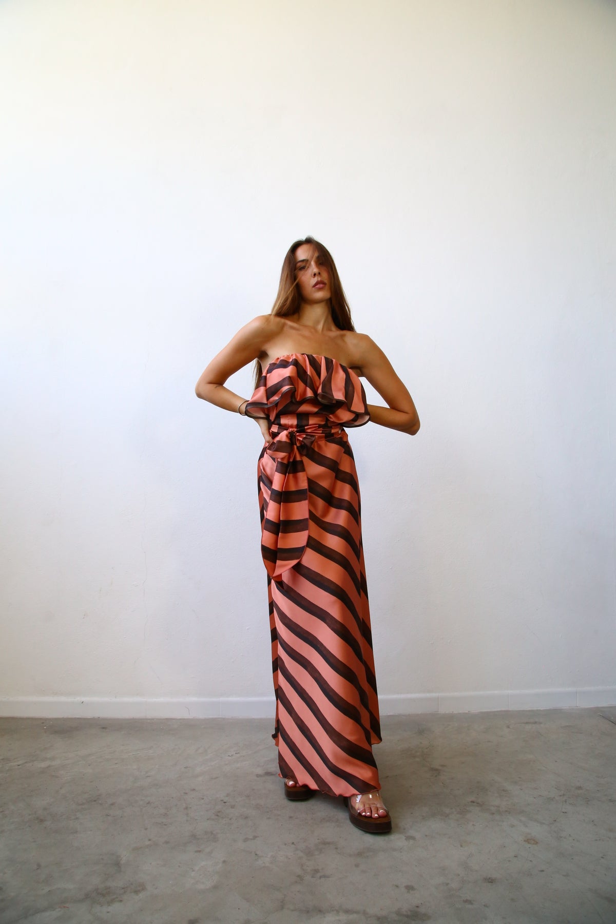 E2160 ABITO LUNGO SVASATO A FASCIA CON FRAPPA F4 RASO RIGATO ROSA