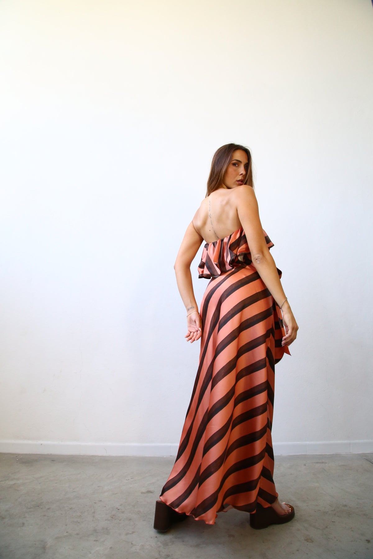 E2160 ABITO LUNGO SVASATO A FASCIA CON FRAPPA F4 RASO RIGATO ROSA