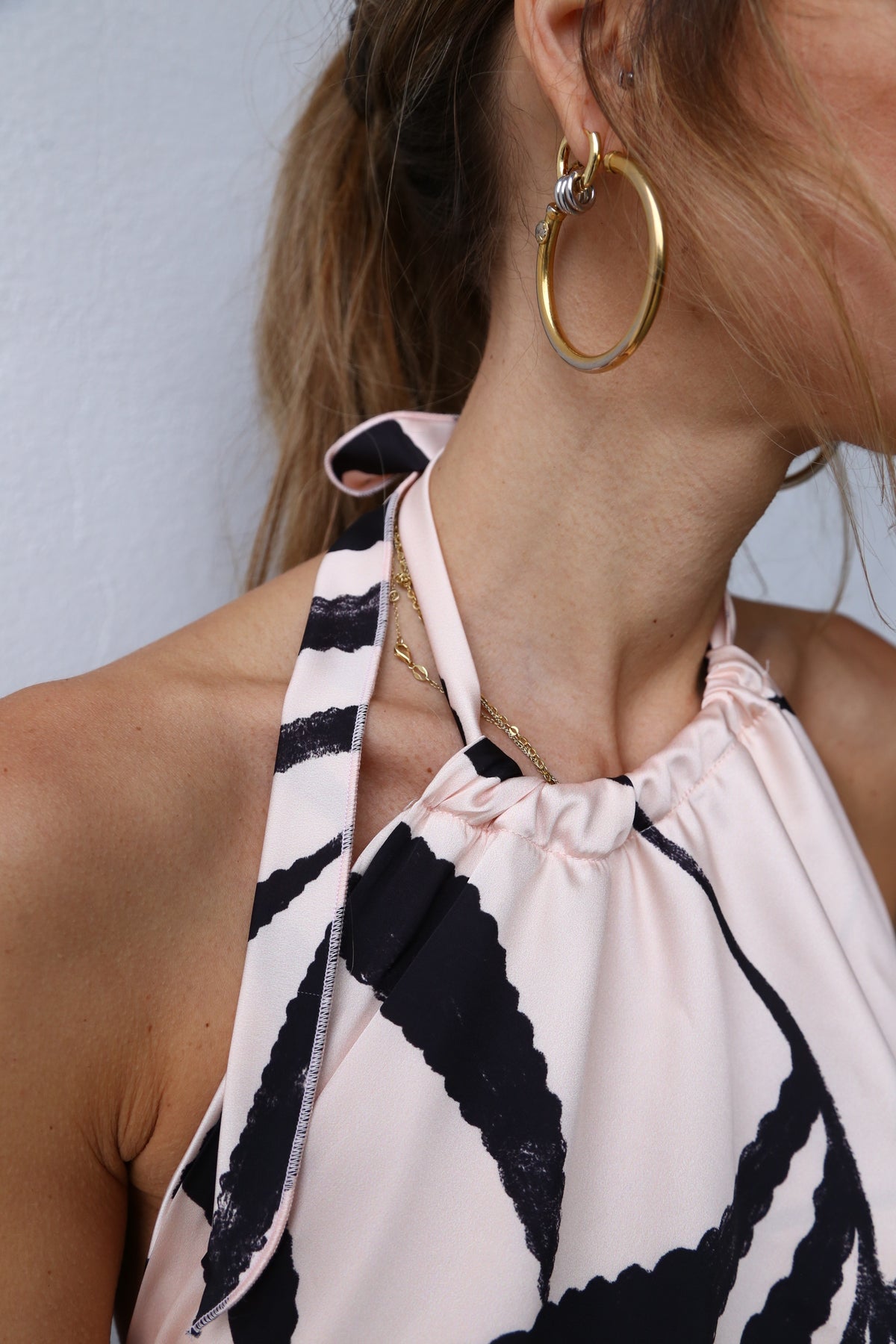 P4006 AMERICAN-STYLE TOP WITH WAIST TIE AND BLACK PALM SATIN STRAP ON POWDER PINK BACKGROUND