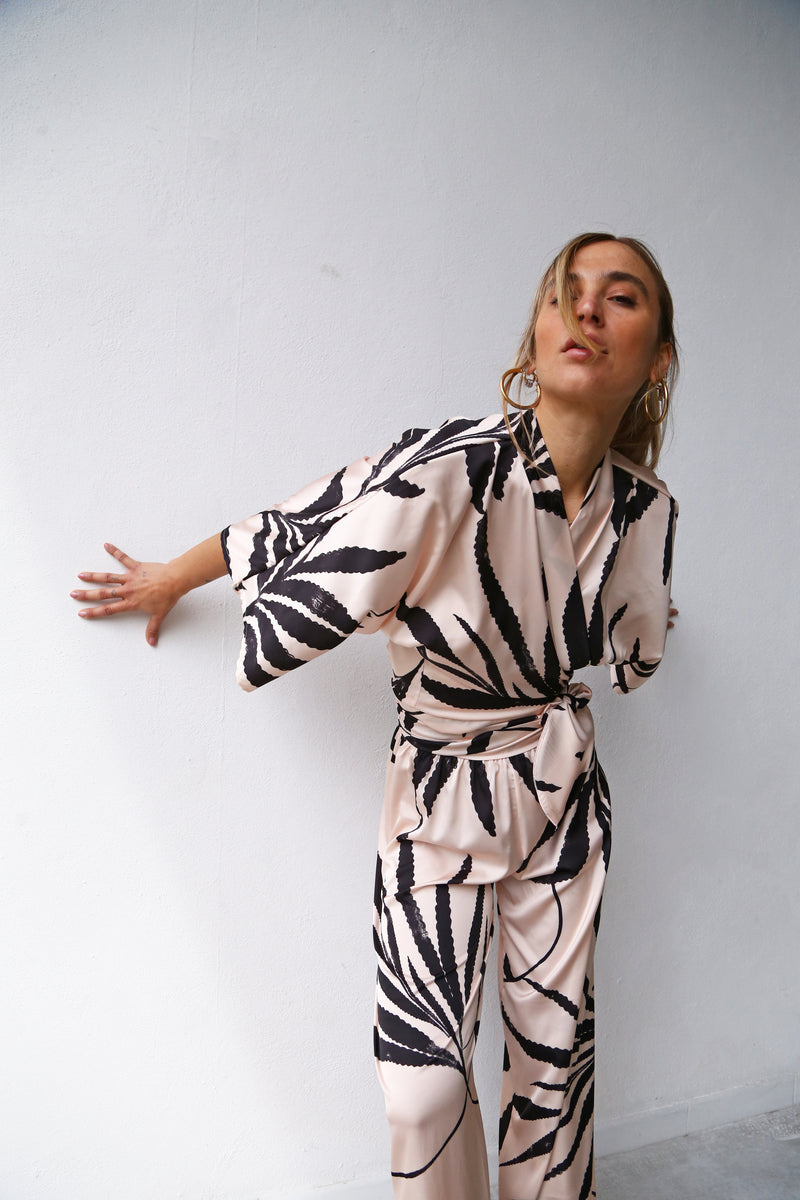P4032 CAMICIA MANICA A KIMONO CON FUSCIACCA RASO PALME NERE E SFONDO CIPRIA