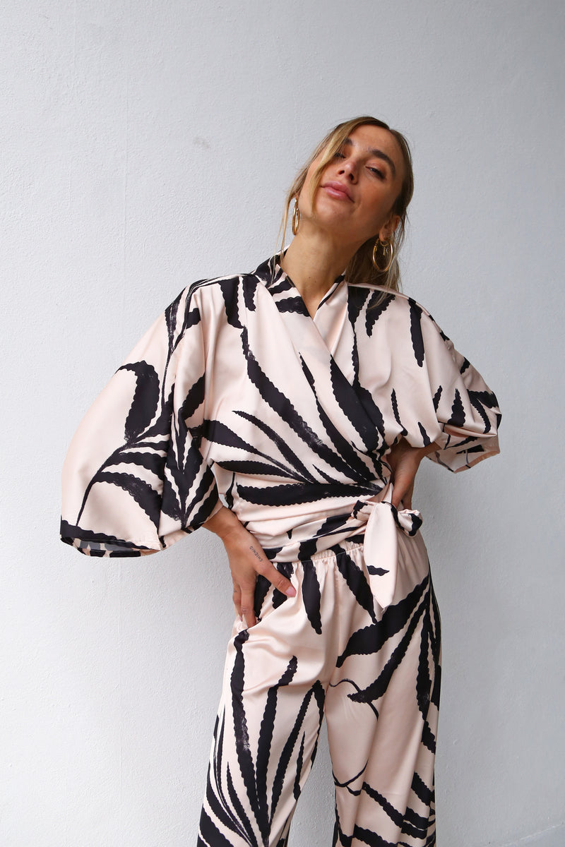P4032 KIMONO SLEEVE SHIRT WITH SATIN SASH BLACK PALMS AND POWDER PINK BACKGROUND