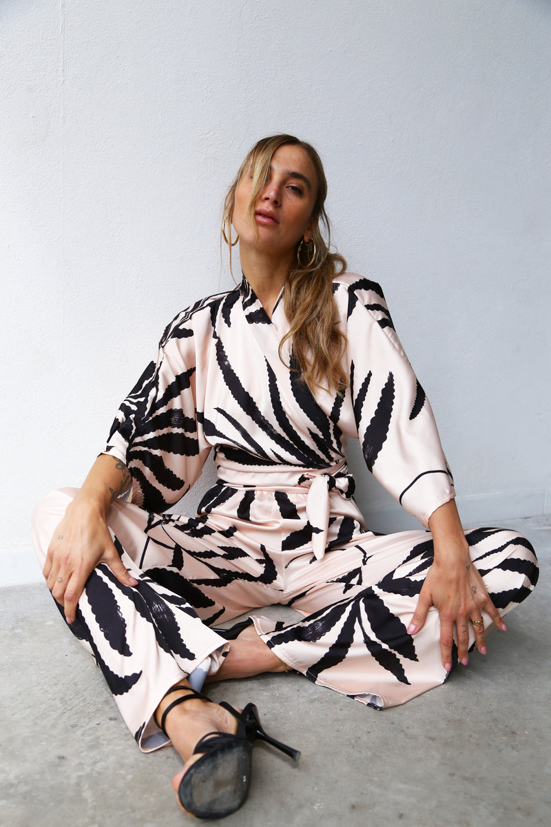 P4032 KIMONO SLEEVE SHIRT WITH SATIN SASH BLACK PALMS AND POWDER PINK BACKGROUND