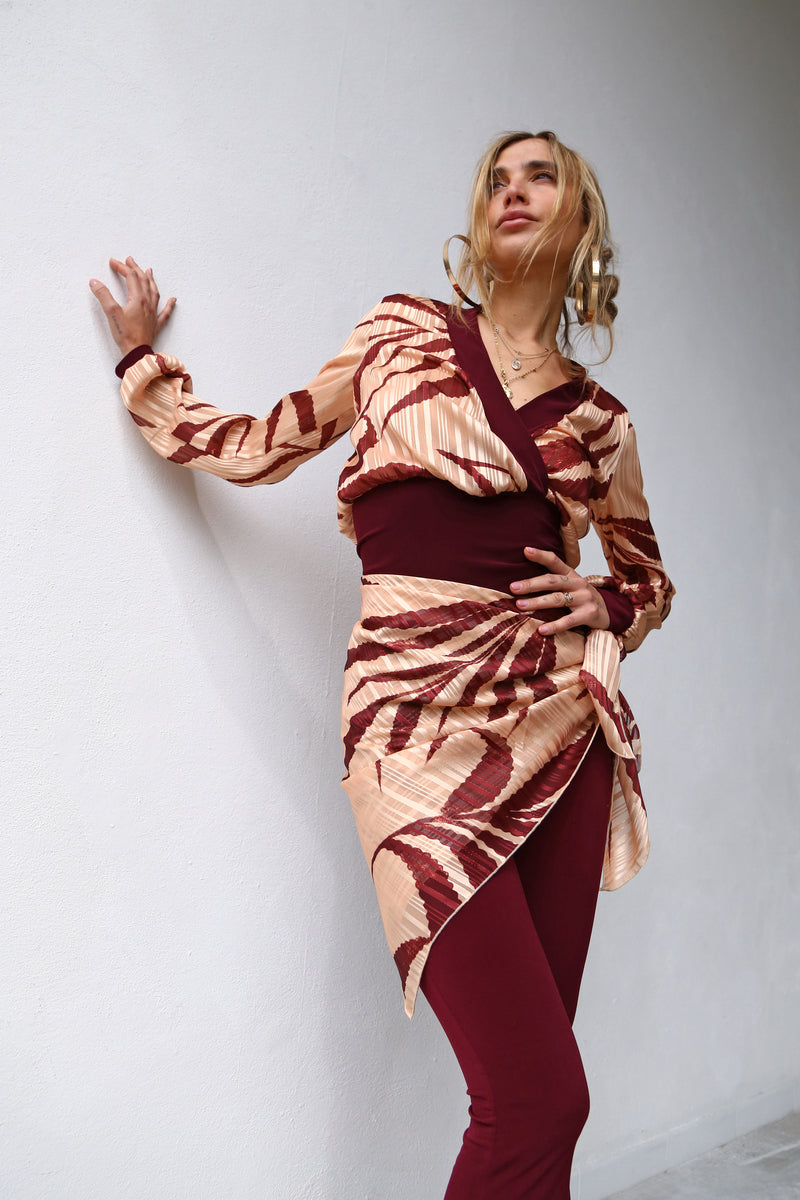 P4029 CAMICIA INCROCIATA CON FASCIONE DEVOIREE PALME BORDEAUX SFONDO CIPRIA