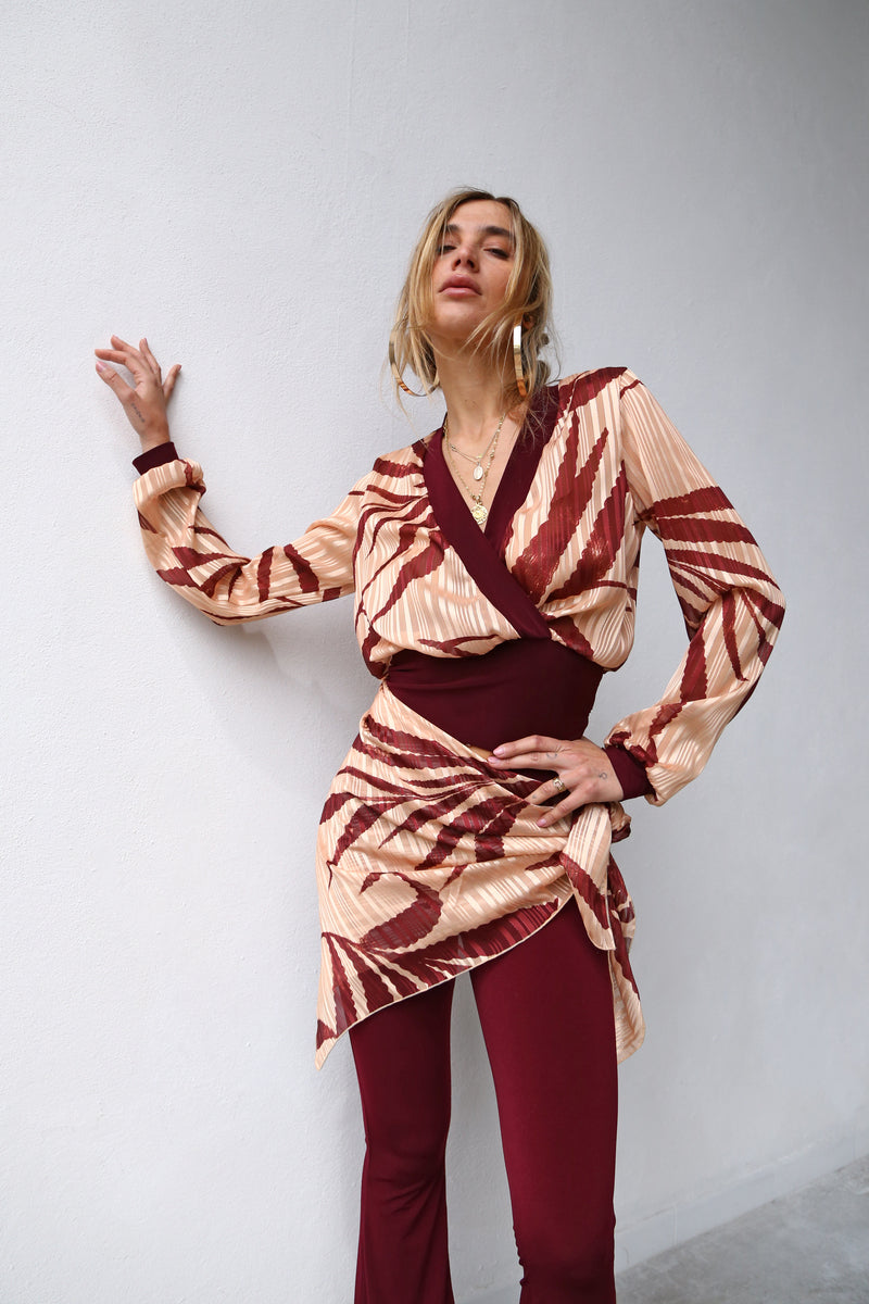 P4029 CAMICIA INCROCIATA CON FASCIONE DEVOIREE PALME BORDEAUX SFONDO CIPRIA