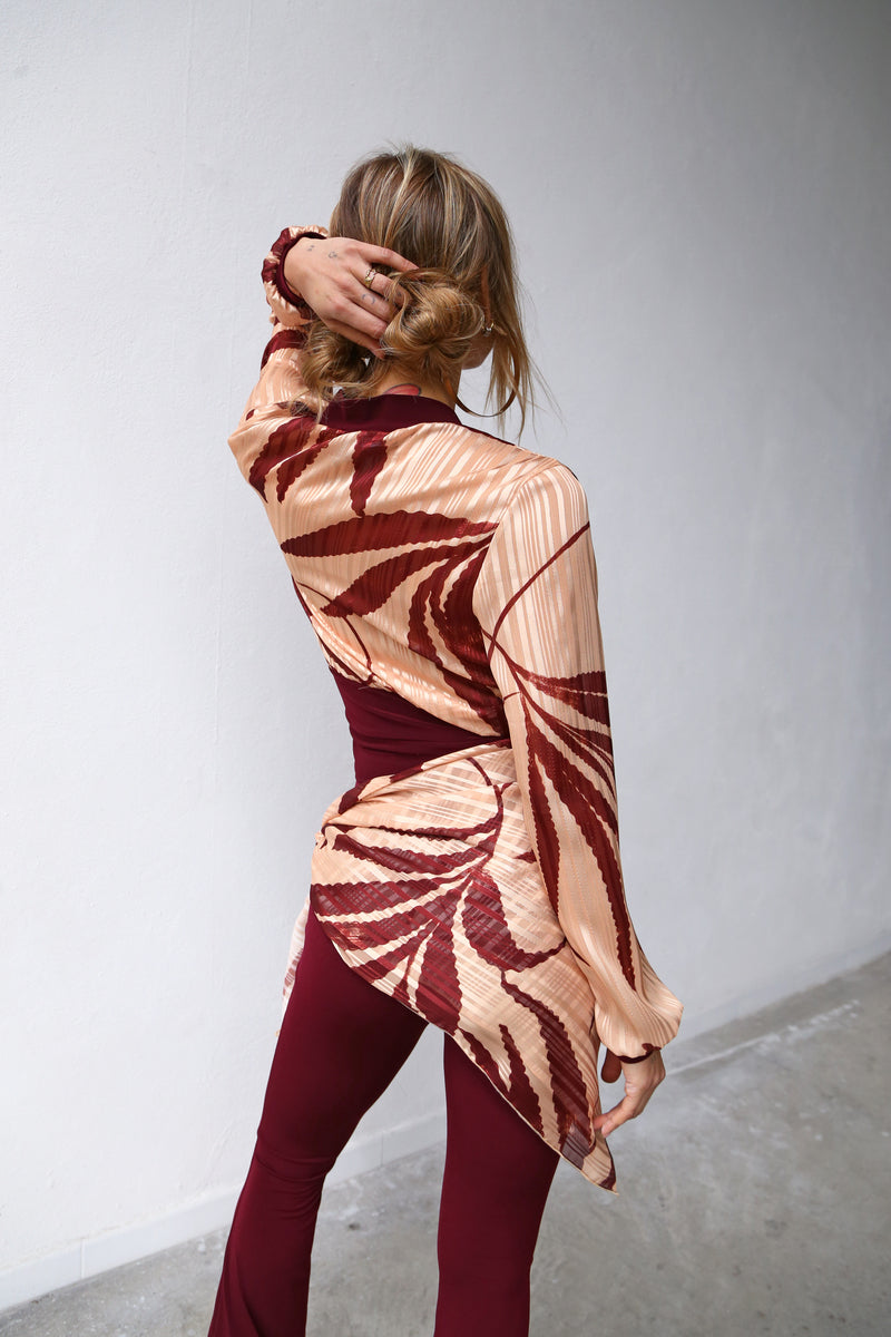 P4029 CAMICIA INCROCIATA CON FASCIONE DEVOIREE PALME BORDEAUX SFONDO CIPRIA