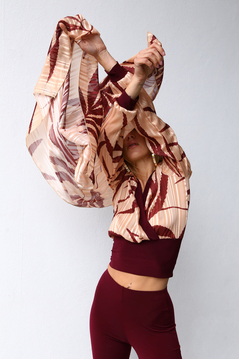 E2182 DEVOIREE SCARF PALMS BORDEAUX POWDER PINK BACKGROUND