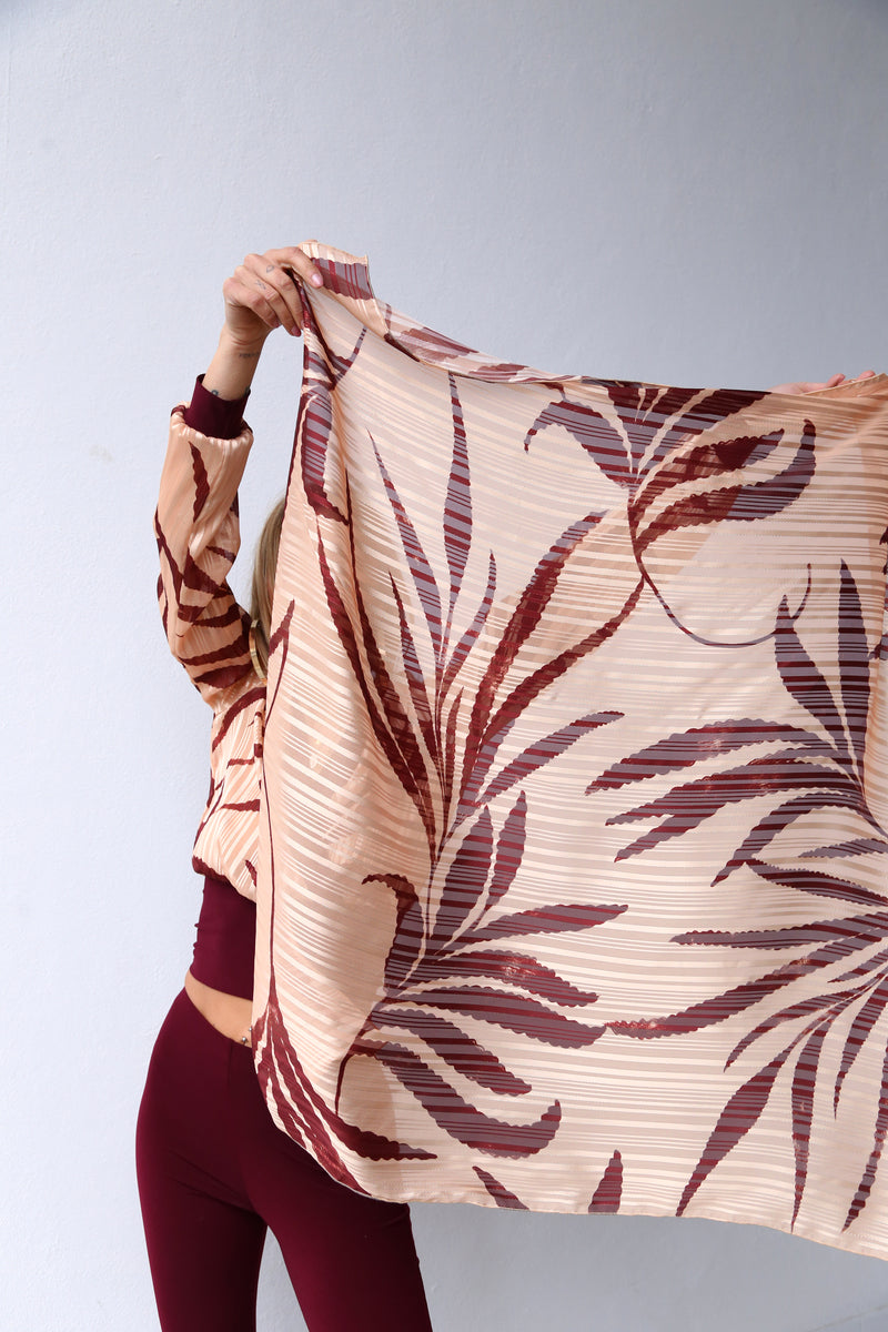 E2182 DEVOIREE SCARF PALMS BORDEAUX POWDER PINK BACKGROUND
