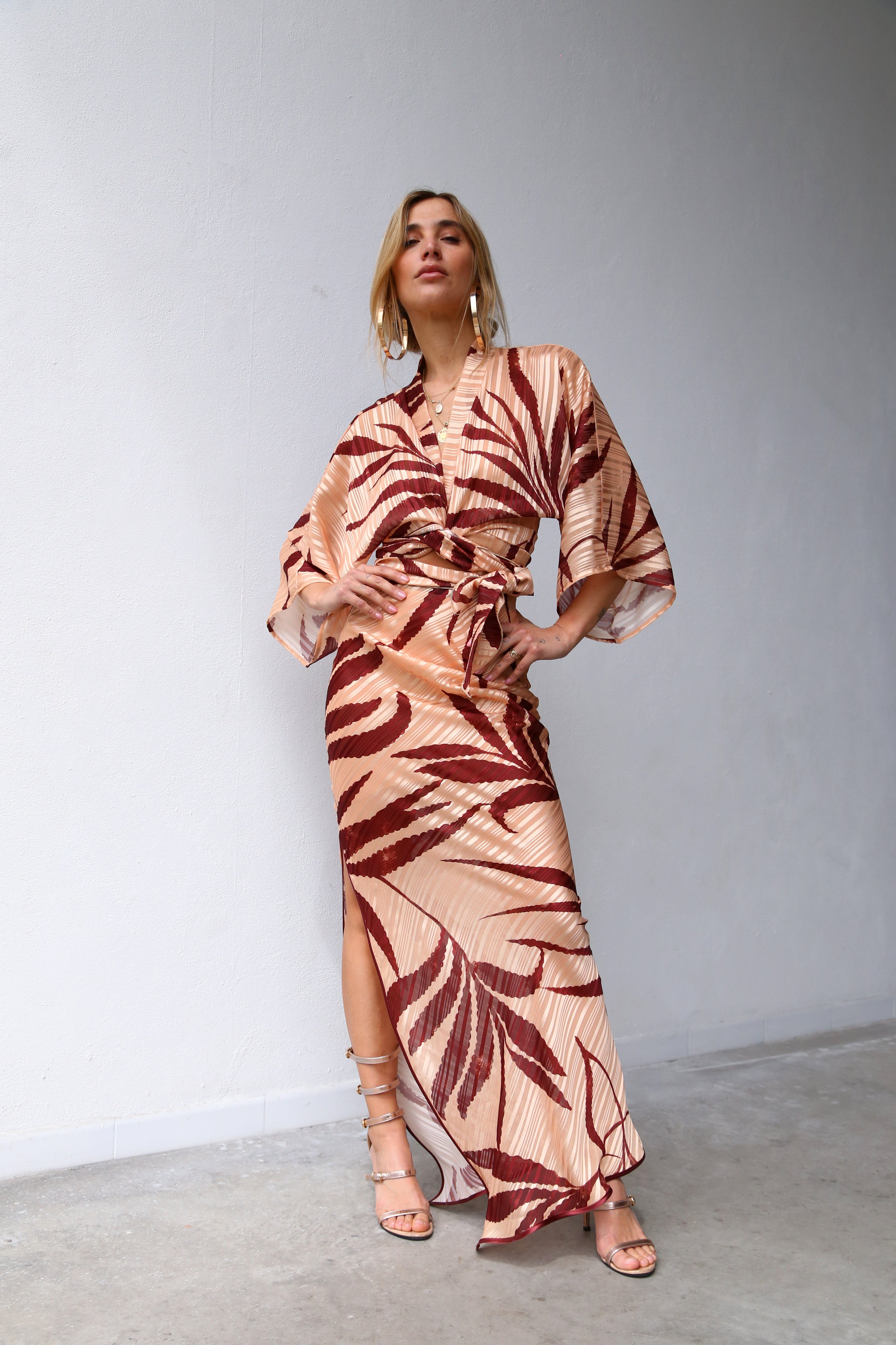 P4032 KIMONO SLEEVE SHIRT WITH BELT DEVOIRÉE PALM PRINT BORDEAUX ON POWDER BACKGROUND