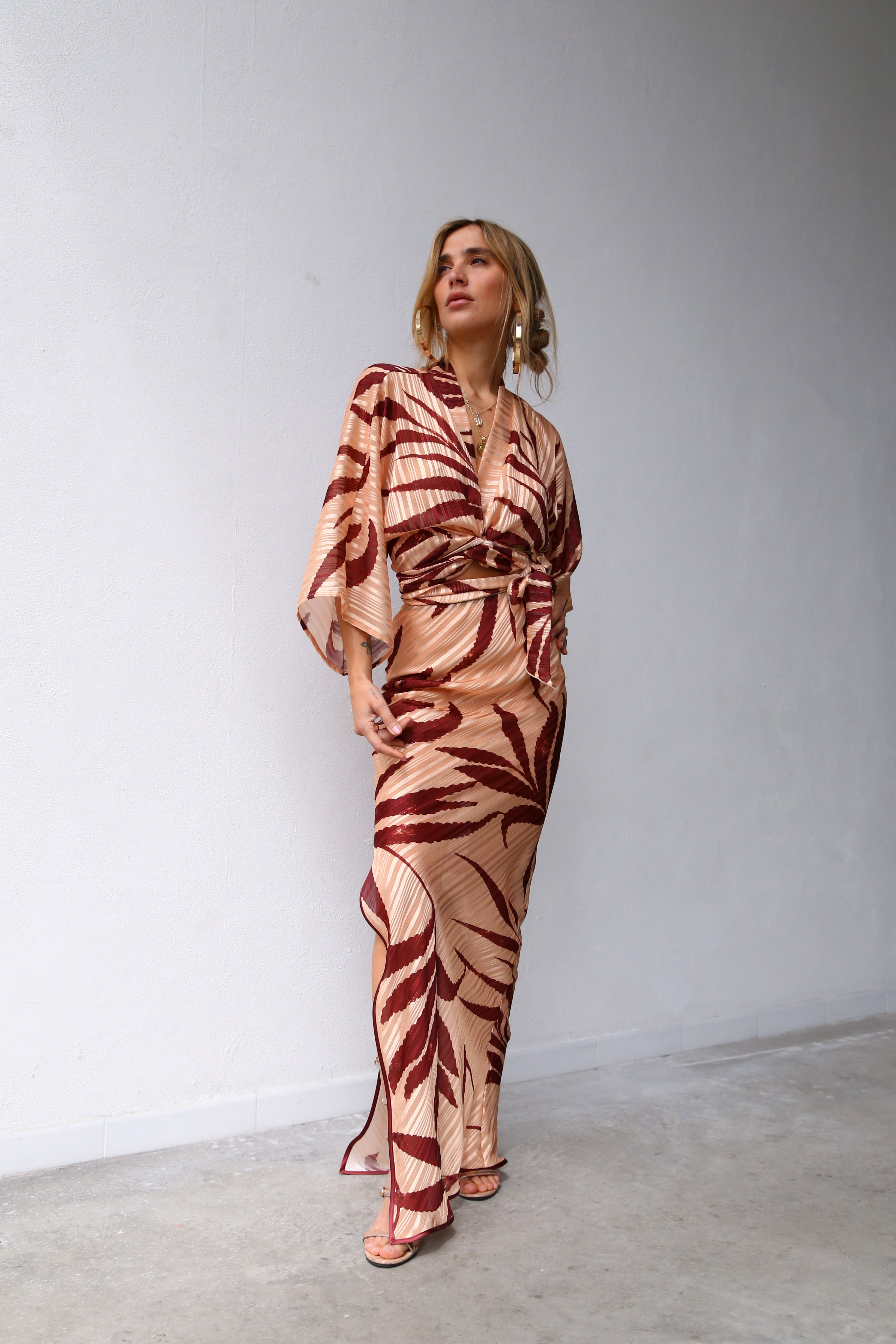 F4064 COLUMN MAXI SKIRT WITH DEVOURED PALM PRINT ON A POWDER PINK BACKGROUND