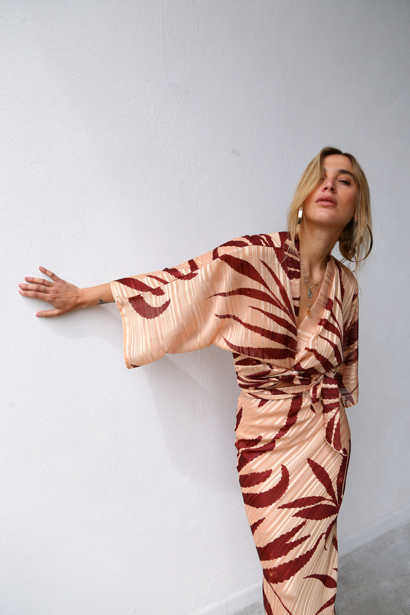 P4032 KIMONO SLEEVE SHIRT WITH BELT DEVOIRÉE PALM PRINT BORDEAUX ON POWDER BACKGROUND