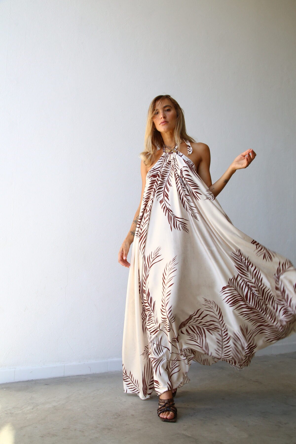 F1156 ABITO LUNGO ALL'AMERICANA CON LACCETO PALME MARRONI