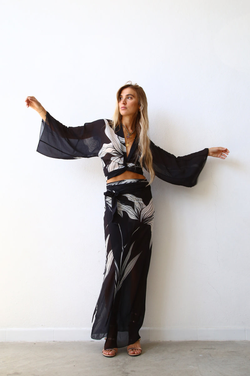 P4032 CAMICIA MANICA A RUOTA CON FUSCIACCA FANTASIA BLACK FLOWER