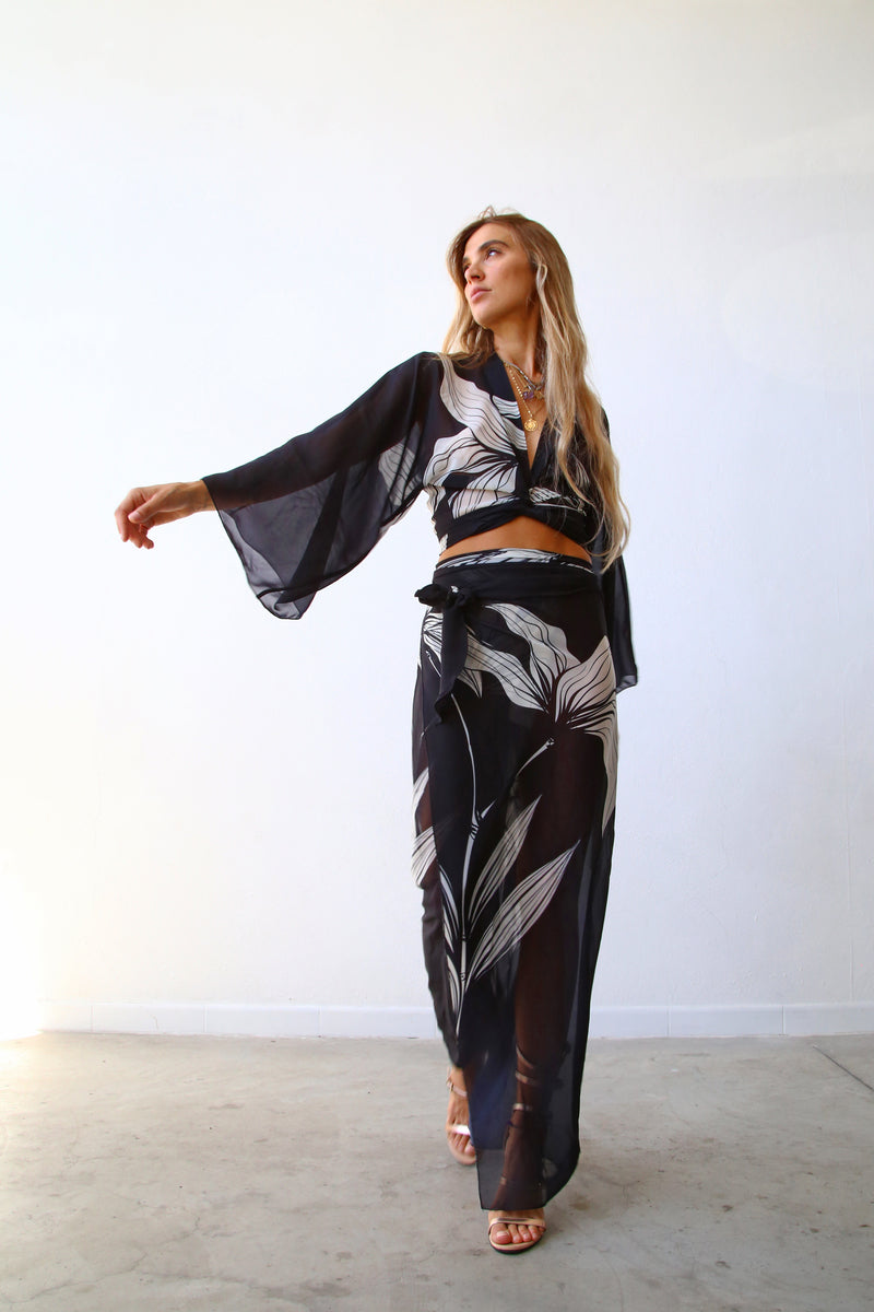 P4032 CAMICIA MANICA A RUOTA CON FUSCIACCA FANTASIA BLACK FLOWER