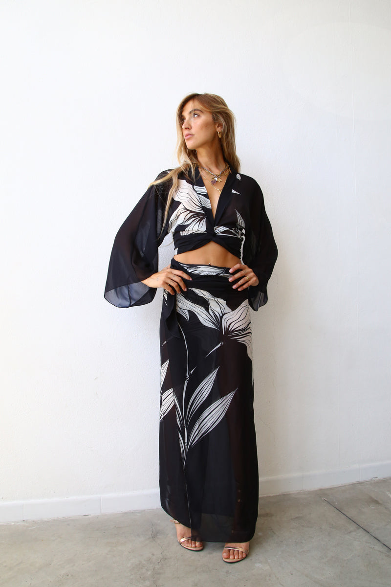 P4032 CAMICIA MANICA A RUOTA CON FUSCIACCA FANTASIA BLACK FLOWER