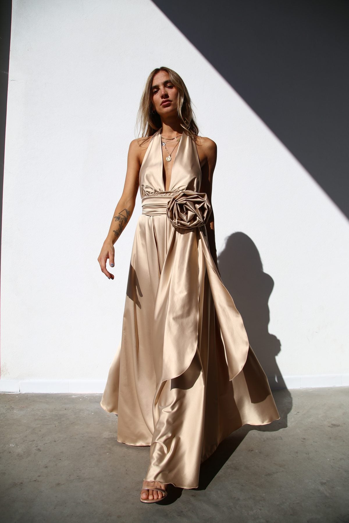 P3169 ABITO LUNGO COPPE MARILYN A RUOTA CON CINTURA ORO