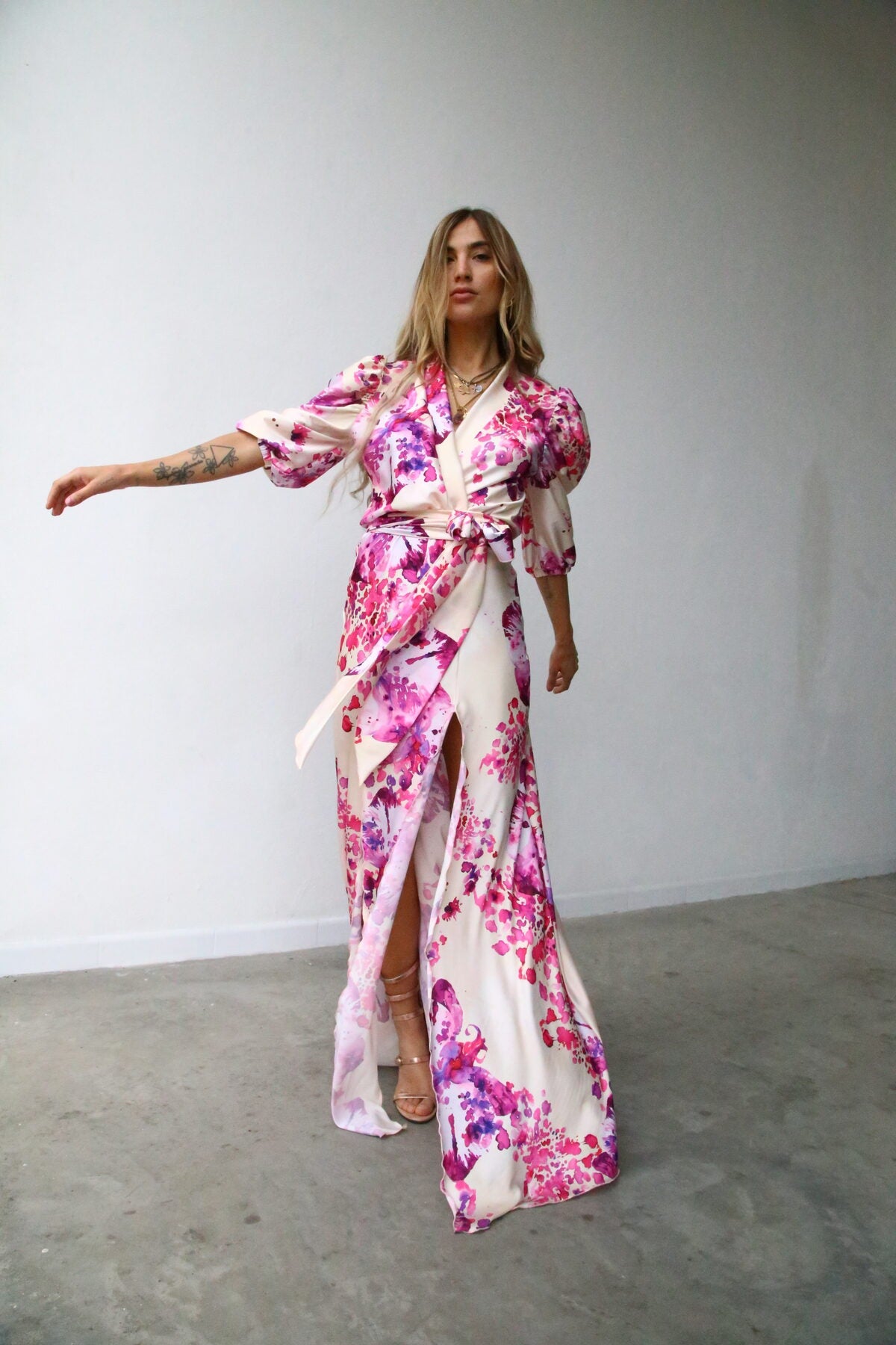 P5174 ABITO LUNGO DOPPIO SPACCO MANICHE A SBUFFO  ORCHIDEE FUCSIA